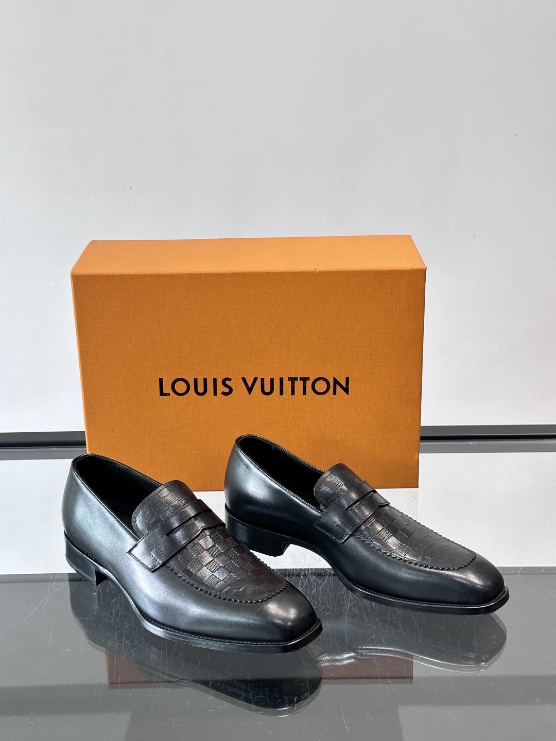 Туфли мужские в стиле Louis Vuitton чёрного цвета с тиснёным узором