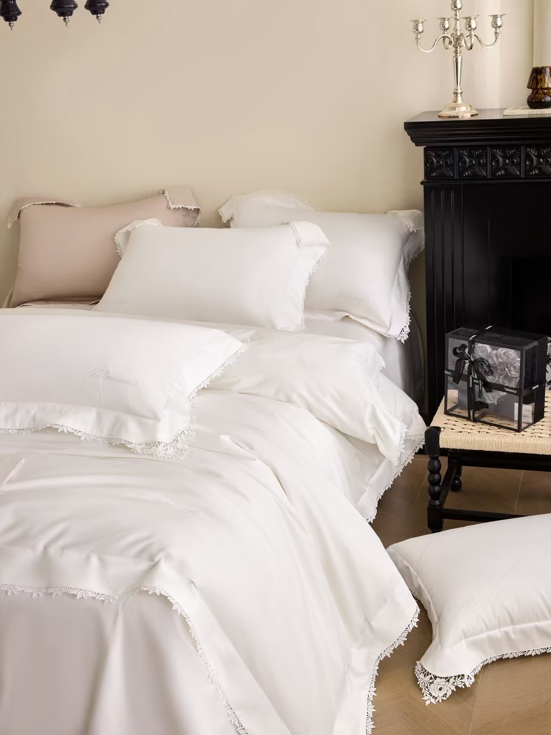 Комплект постельного белья в стиле Blumarine с кружевной отделкой из сатина люкс 100% хлопок (Евро)
