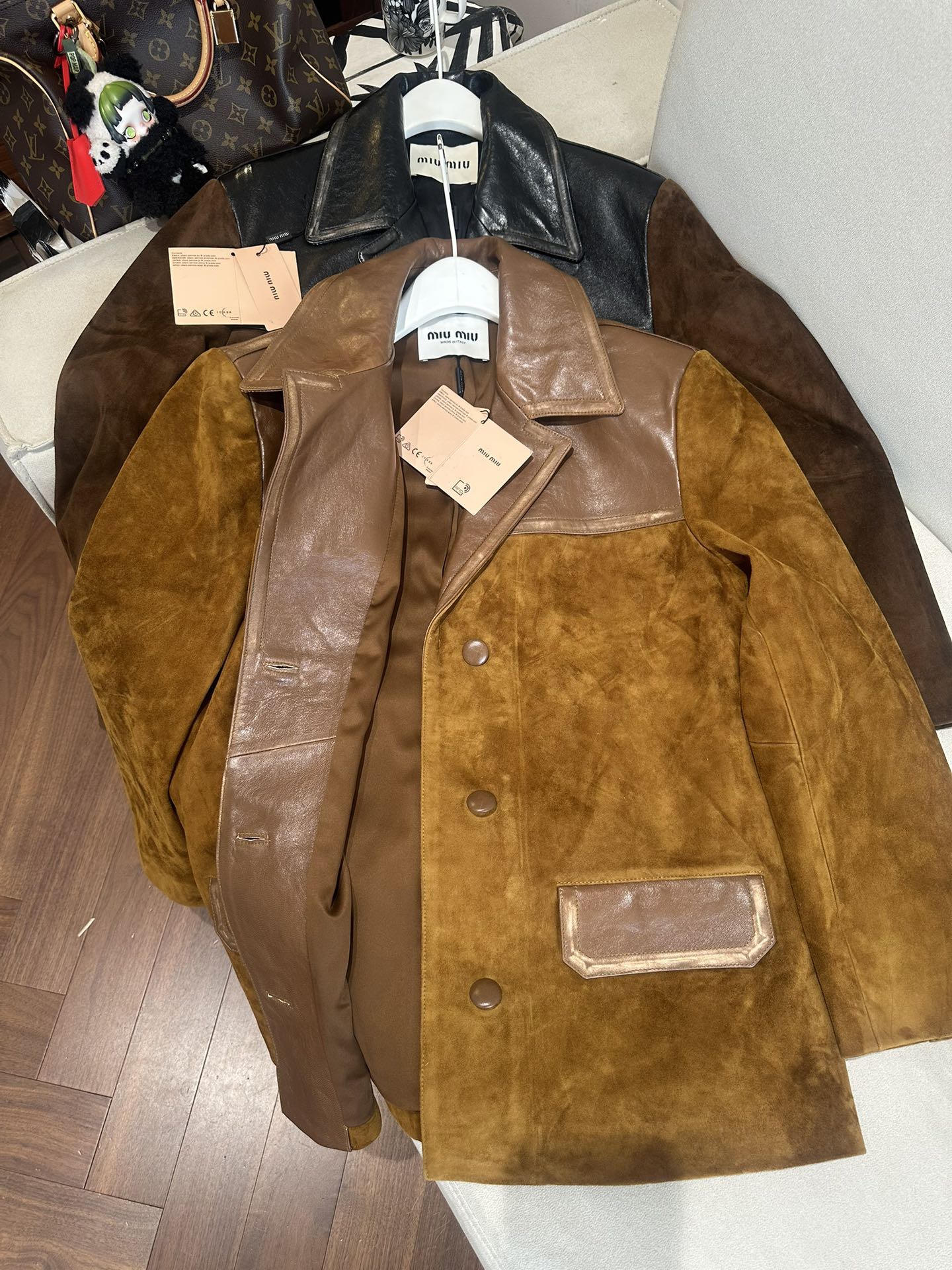 Куртки женские в стиле Miu Miu из натуральной замши и кожи коричневого цвета с контрастной кожаной отделкой