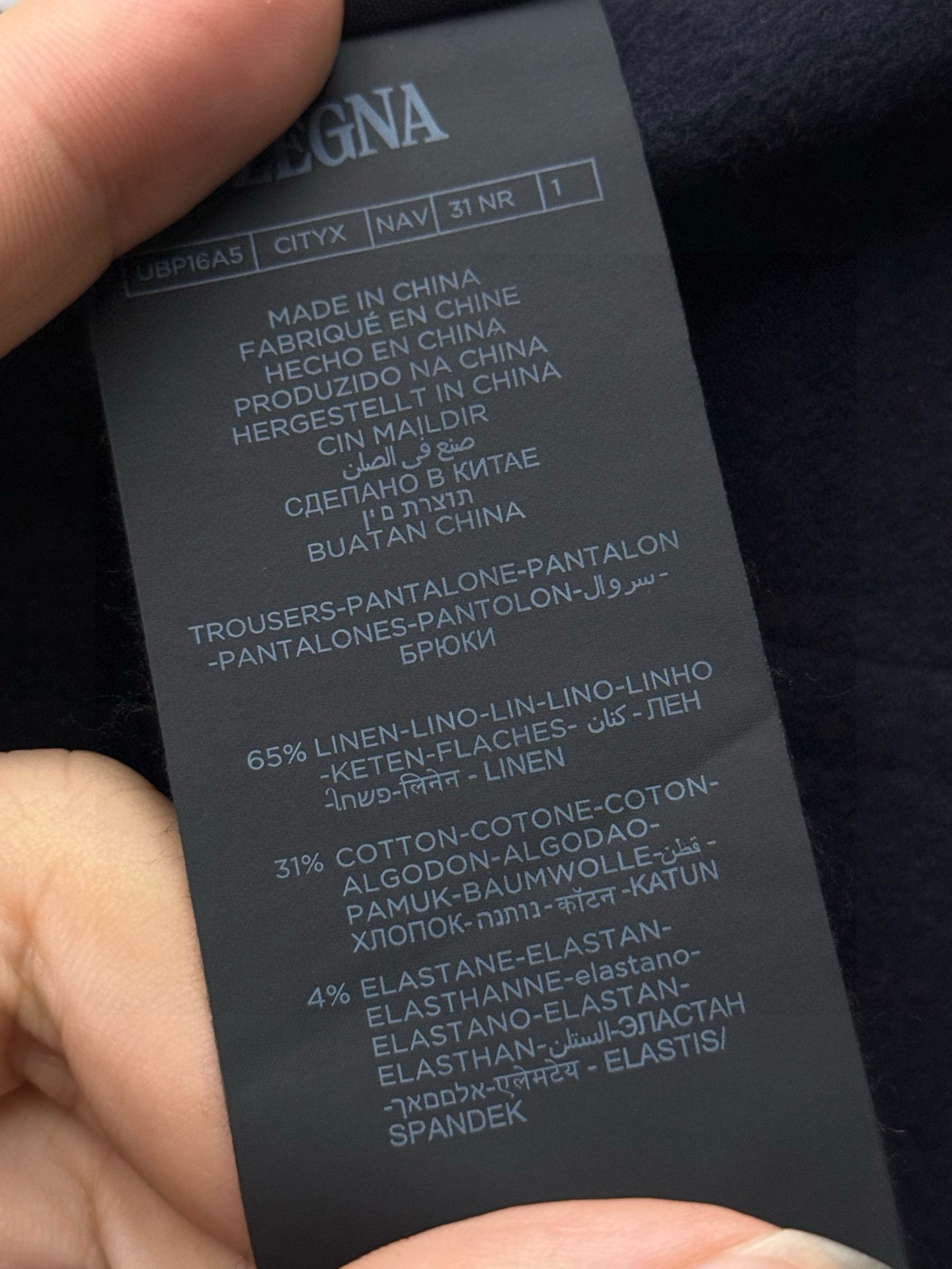 Джинсы мужские в стиле Zegna из хлопково-льняного денима тёмно-синего цвета с вышивкой логотипа