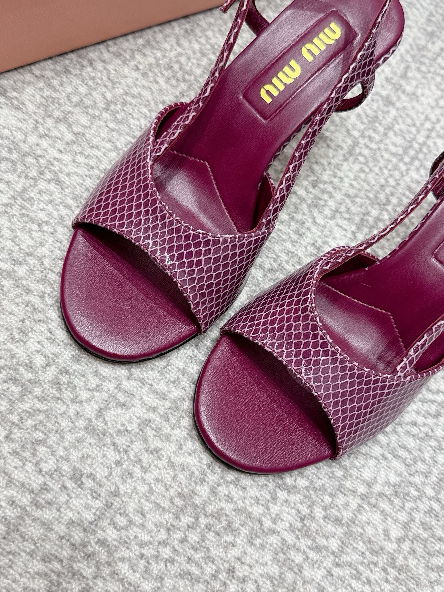 Босоножки женские Miu Miu фиолетового цвета