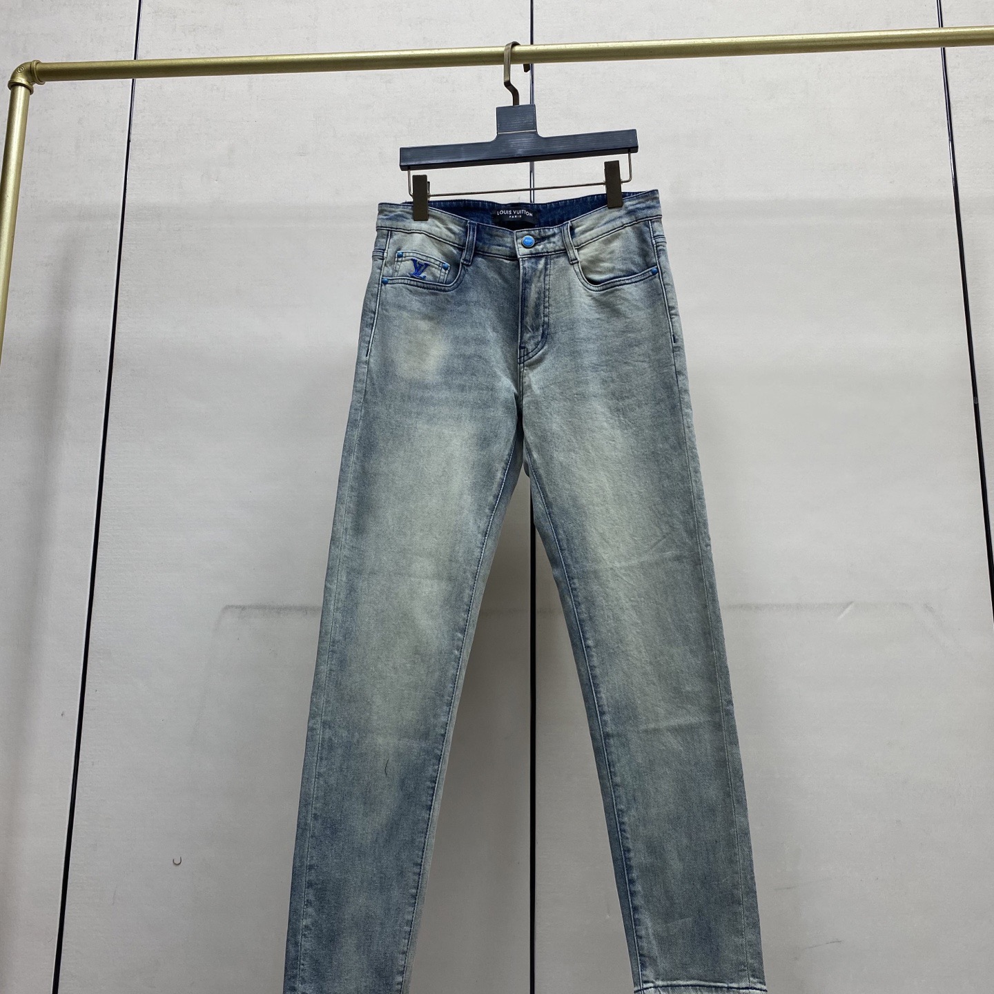 Джинсы мужские в стиле Louis Vuitton светло-голубого цвета с эффектом варки и логотипом