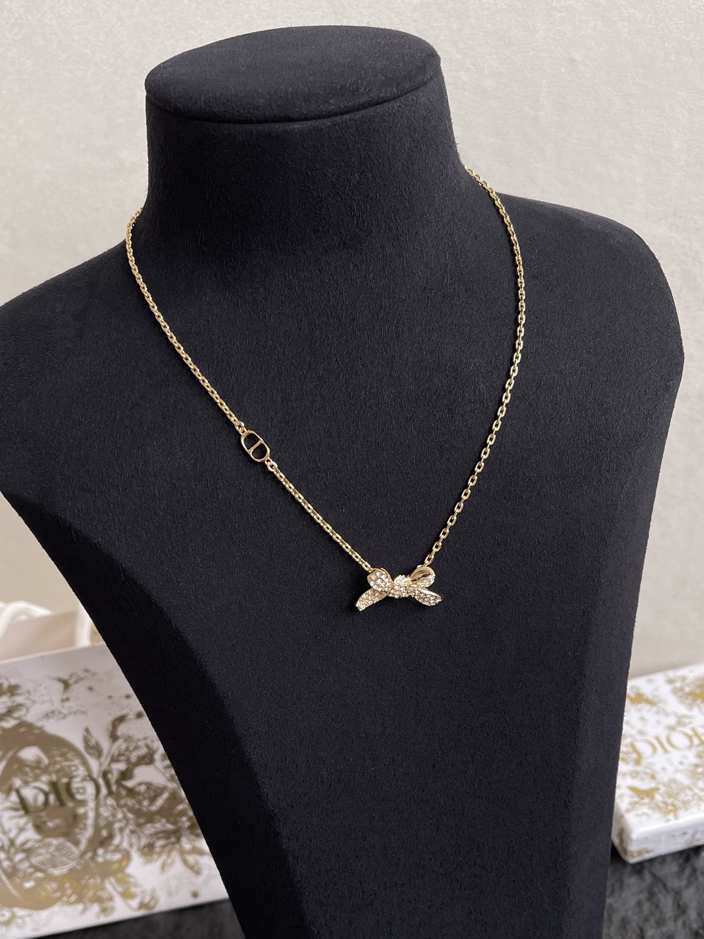 Подвеска женская в стиле Dior Delicate Bow