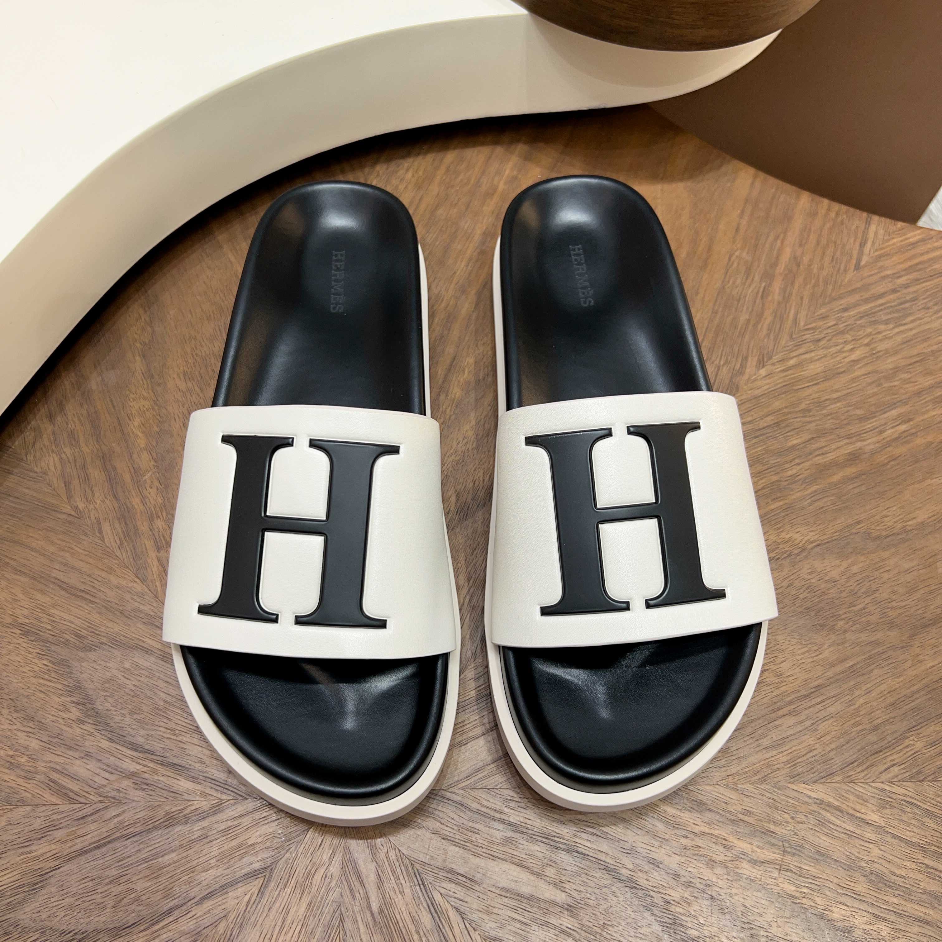 Шлёпанцы мужские в стиле Hermès Oran белого цвета