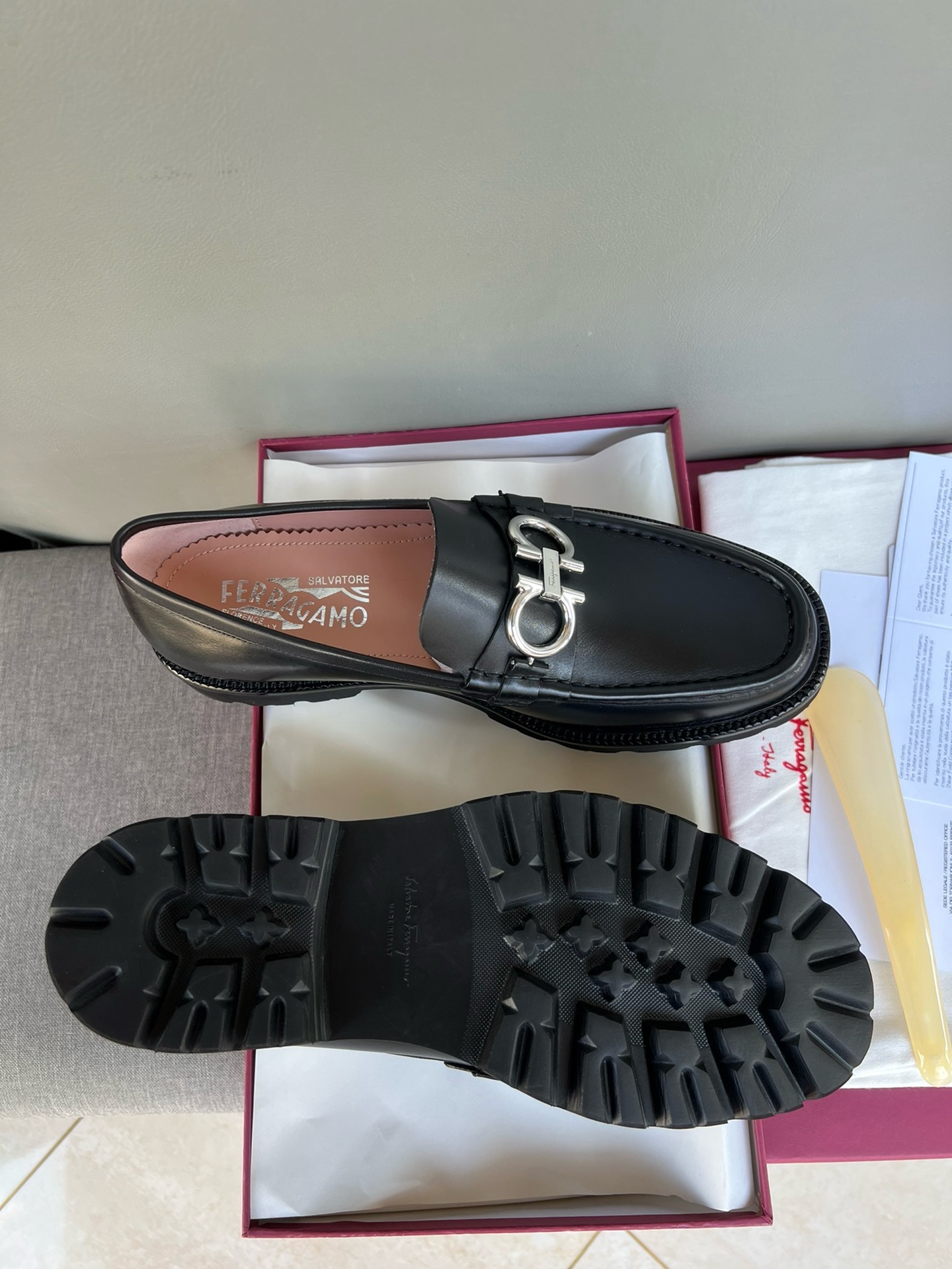 Лоферы мужские в стиле Salvatore Ferragamo из натуральной кожи черного цвета