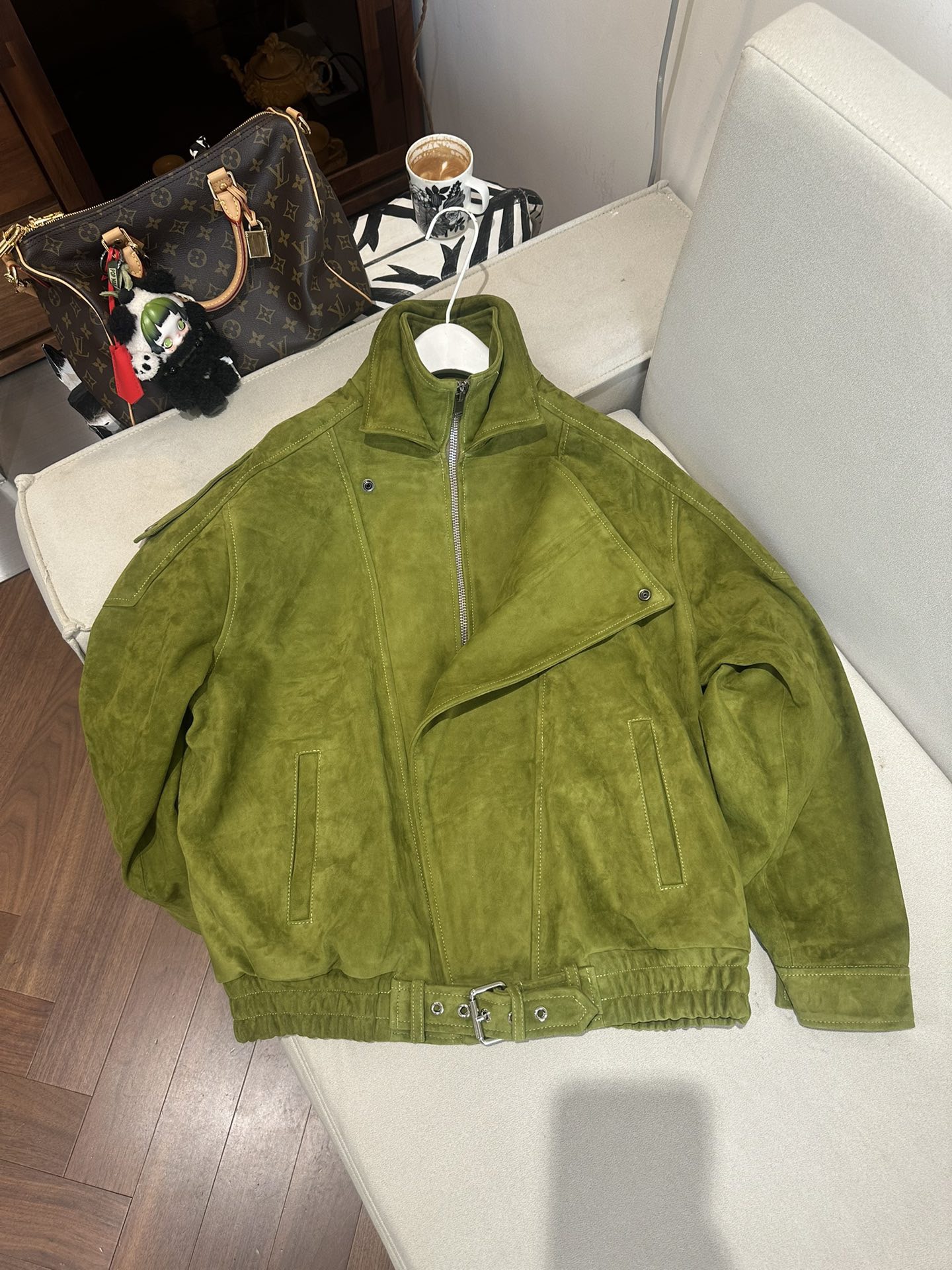 Куртка женская в стиле Saint Laurent из натуральной замши зелёного цвета укороченная с косой застёжкой