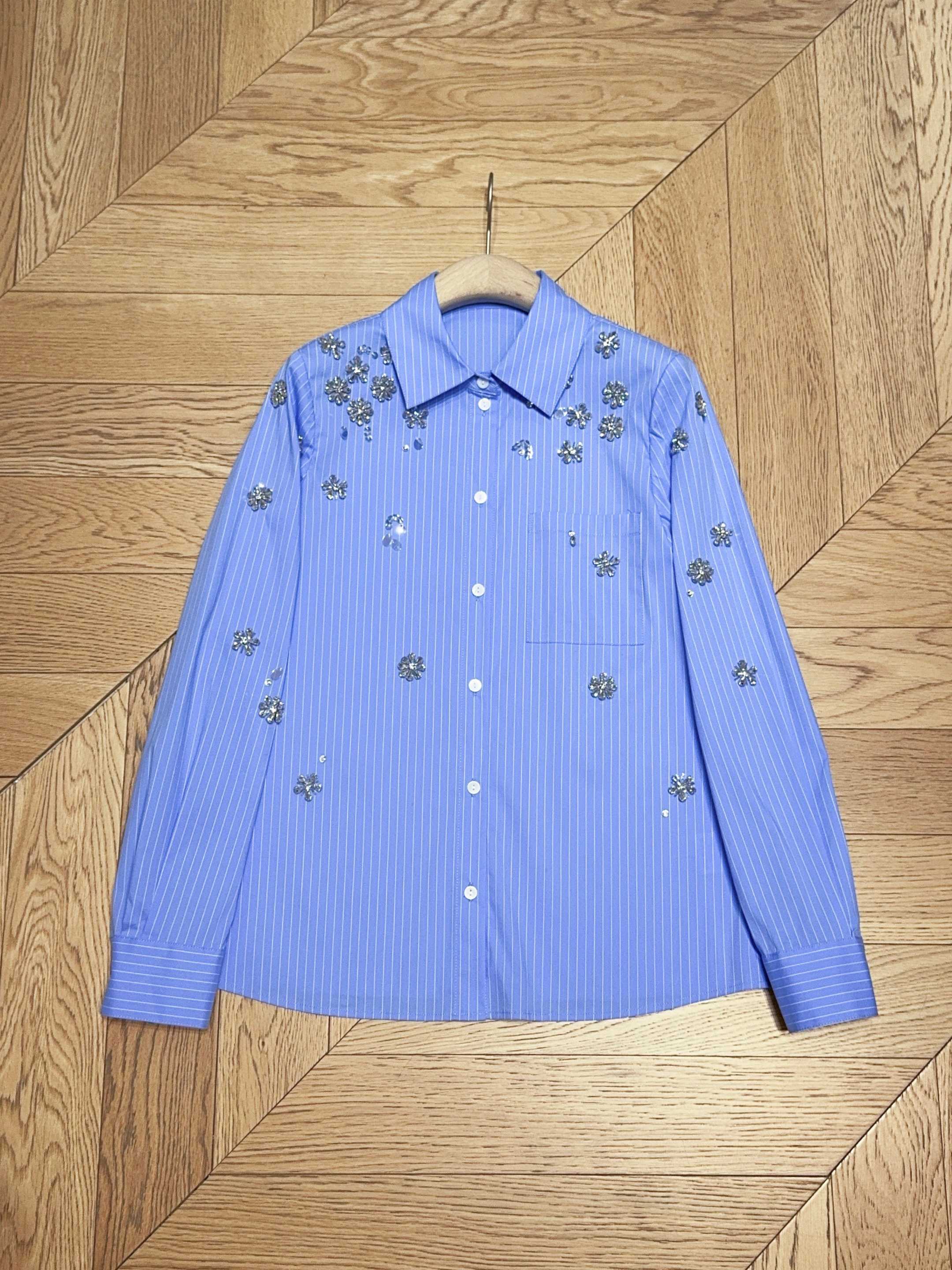 Рубашка женская в стиле CinqàSept  из хлопка голубого цвета  укороченная с декоративной отделкой