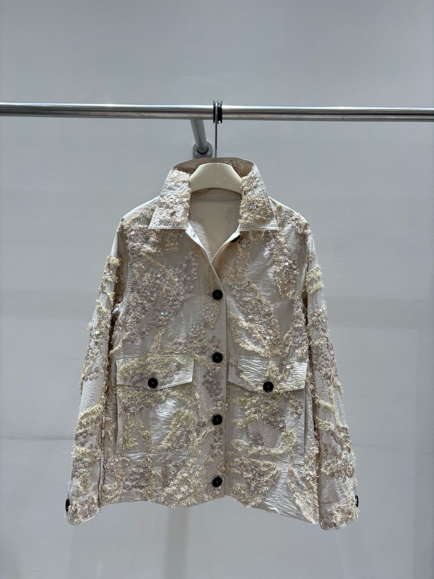 Куртка женская Brunello Cucinelli Dazzling Seabed Embroidery из хлопковой ткани светло-бежевого цвета 