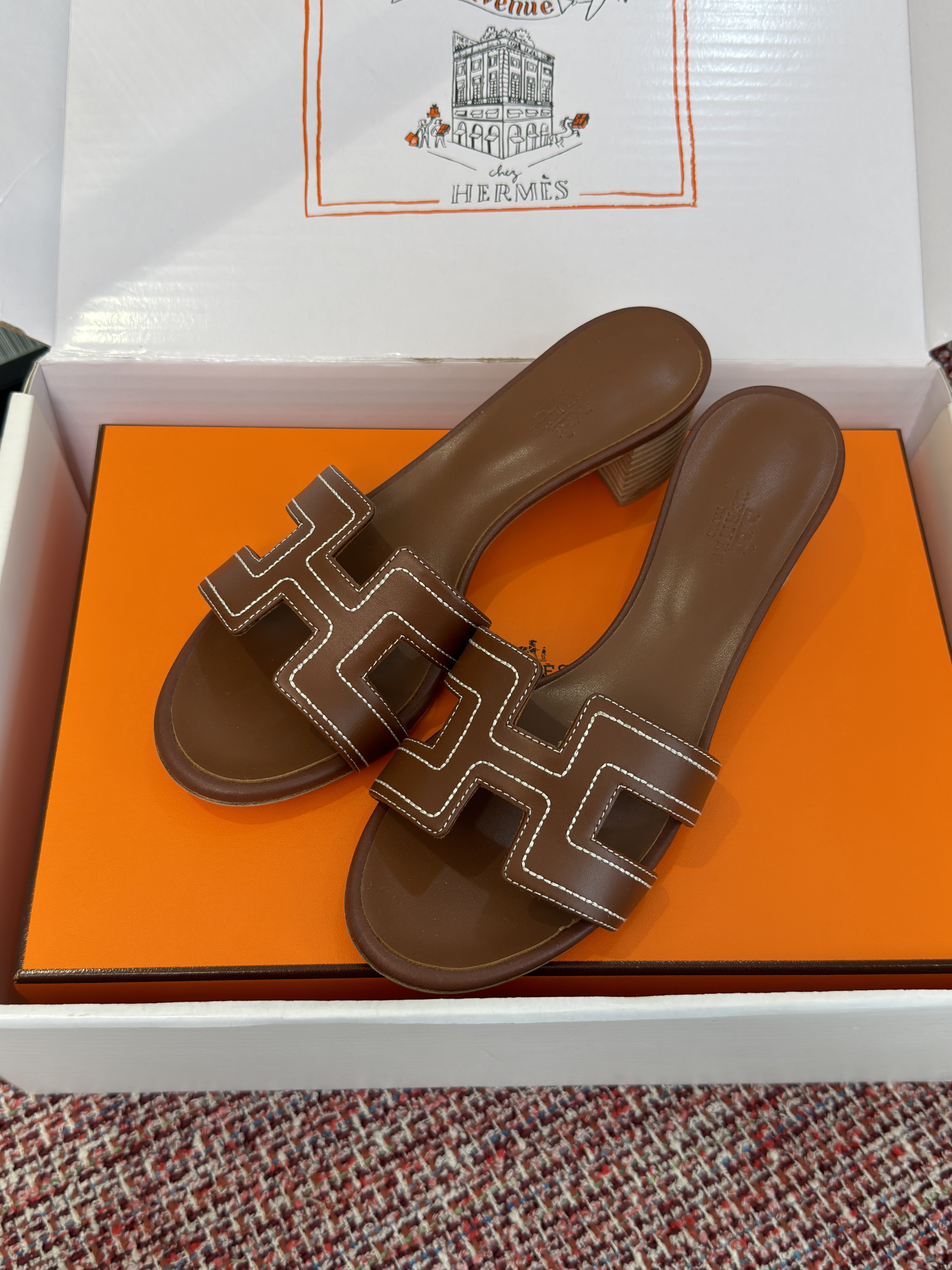 Шлёпанцы женские Hermès Oran коричневого цвета на каблуке