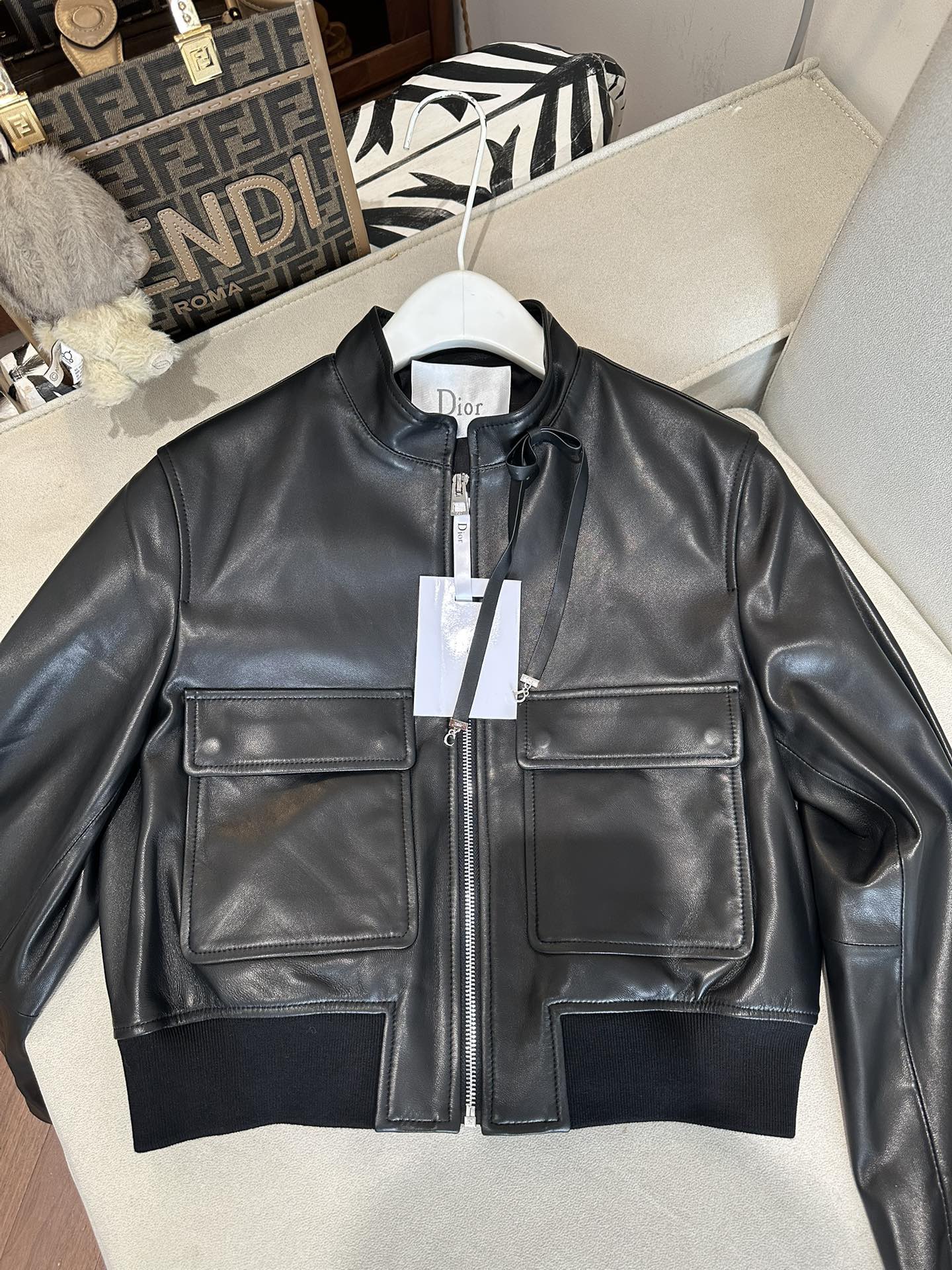 Куртка женская в стиле Dior черного цвета укороченная из натуральной кожи с накладными карманами