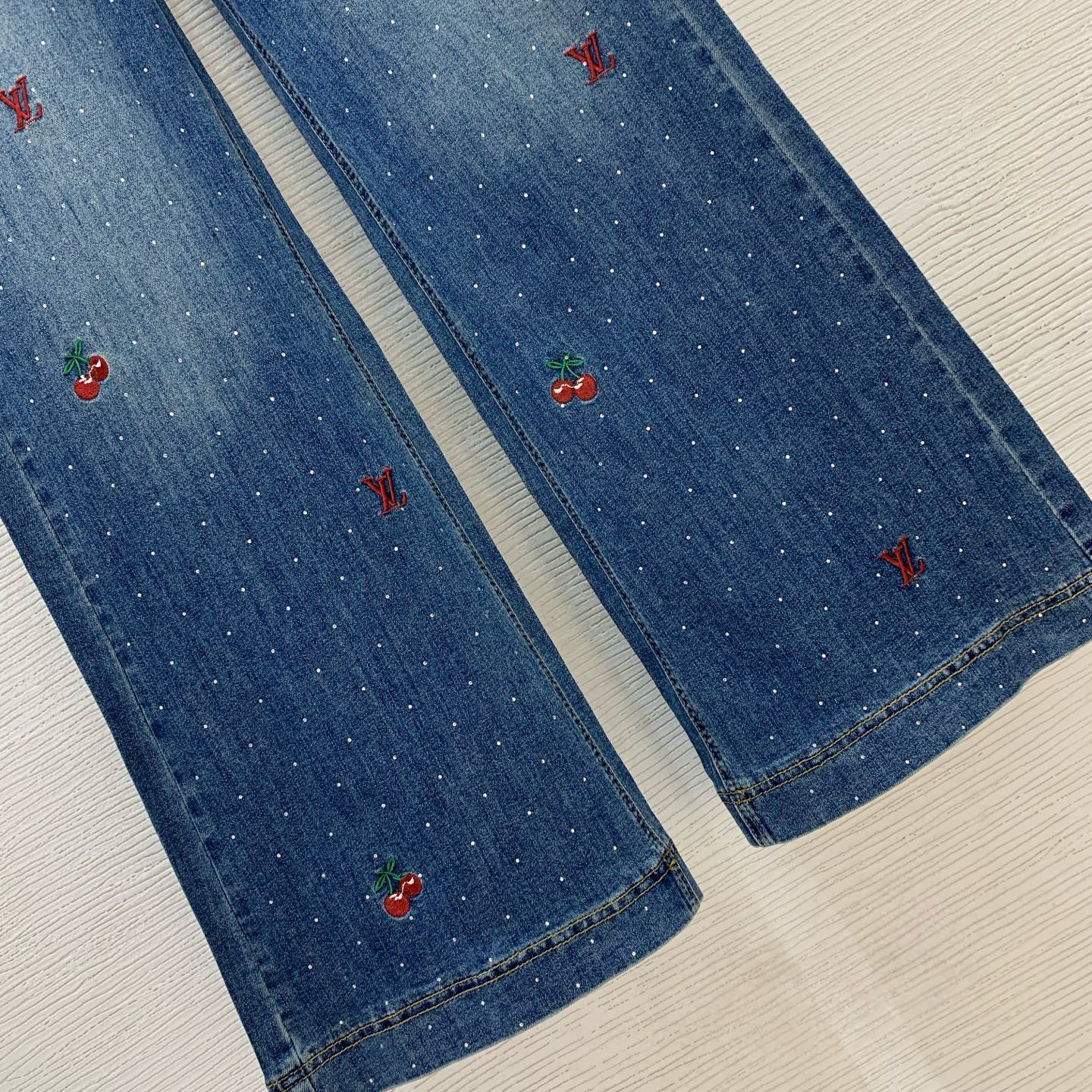Джинсы женские в стиле Louis Vuitton из хлопкового денима синего цвета со стразовой вышивкой
