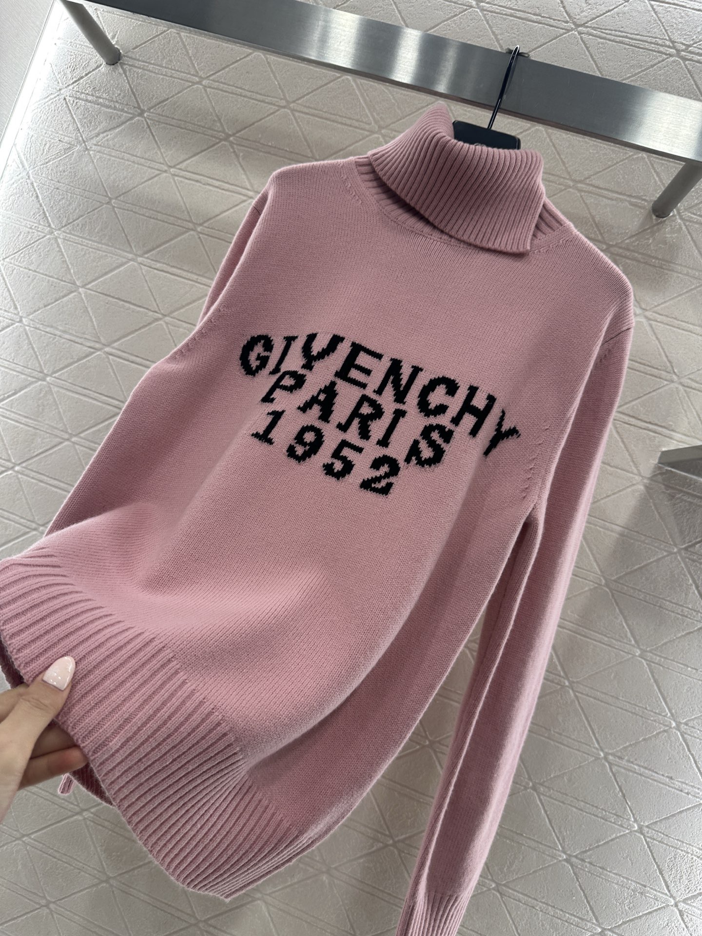 Свитер женский Givenchy Paris 1952 розового цвета с высоким воротом