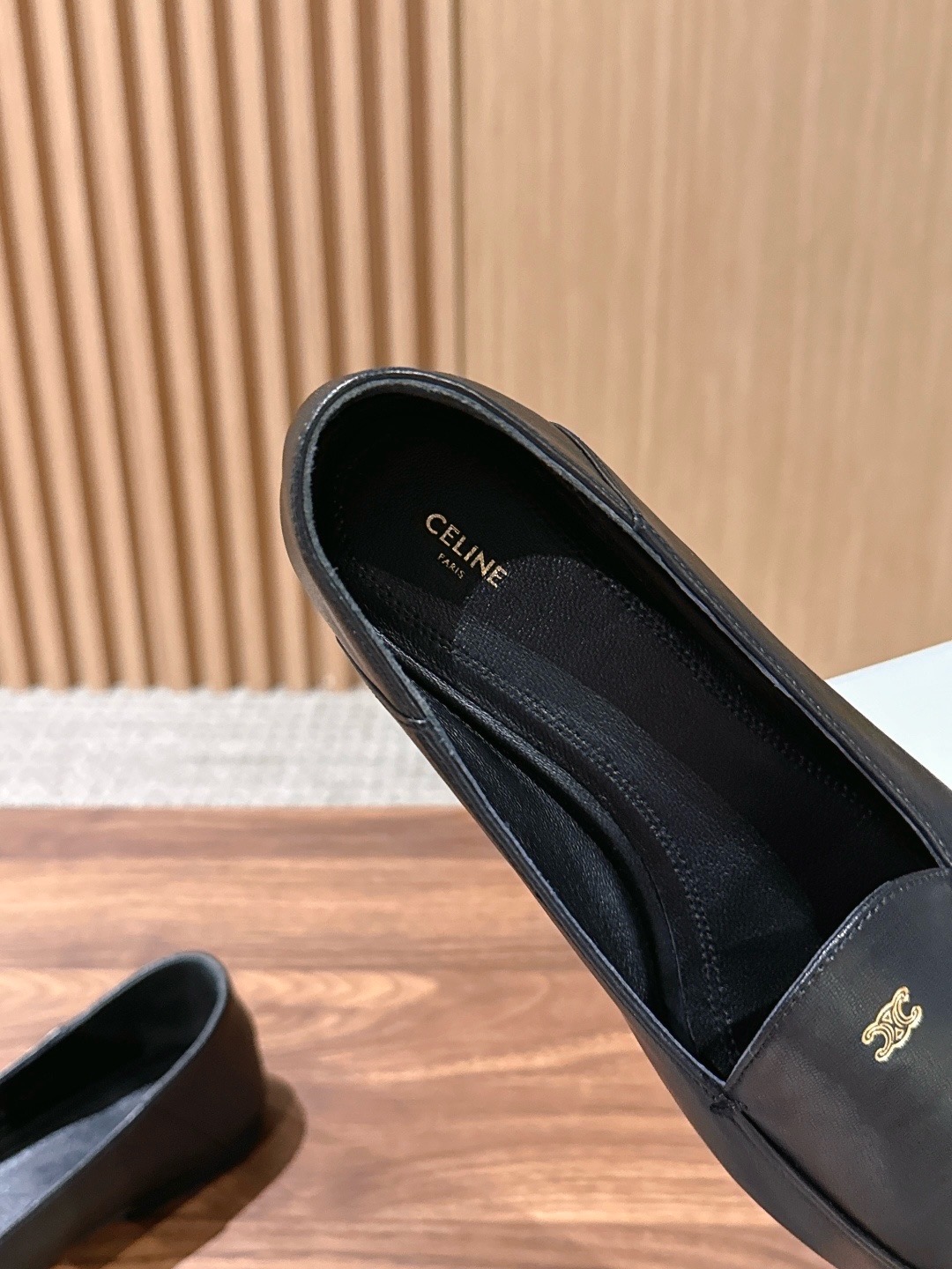 Лоферы женские в стиле Celine Triomphe черного цвета