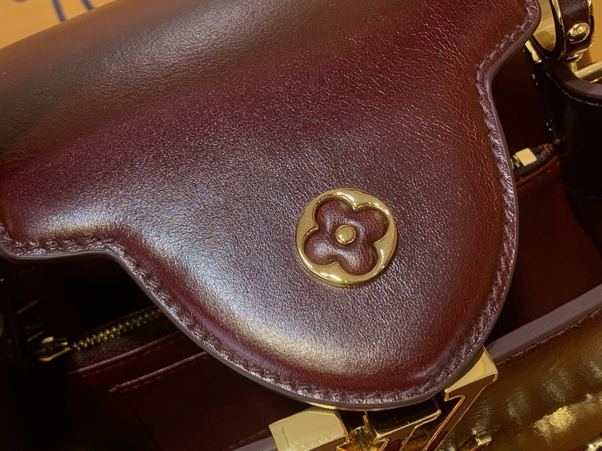 Сумка женская в стиле Louis Vuitton Capucines East-West BB с цепочкой