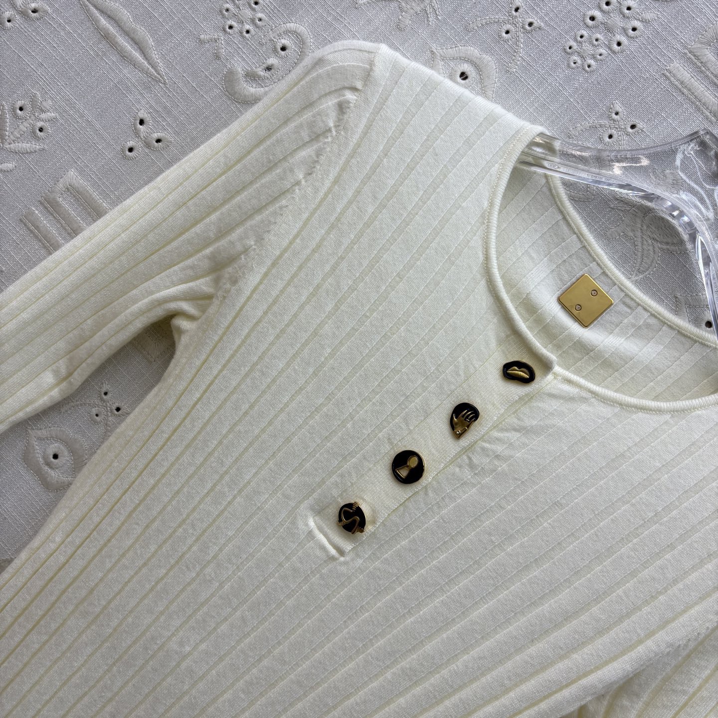 Свитер женский в стиле Schiaparelli молочного цвета с декоративными пуговицами