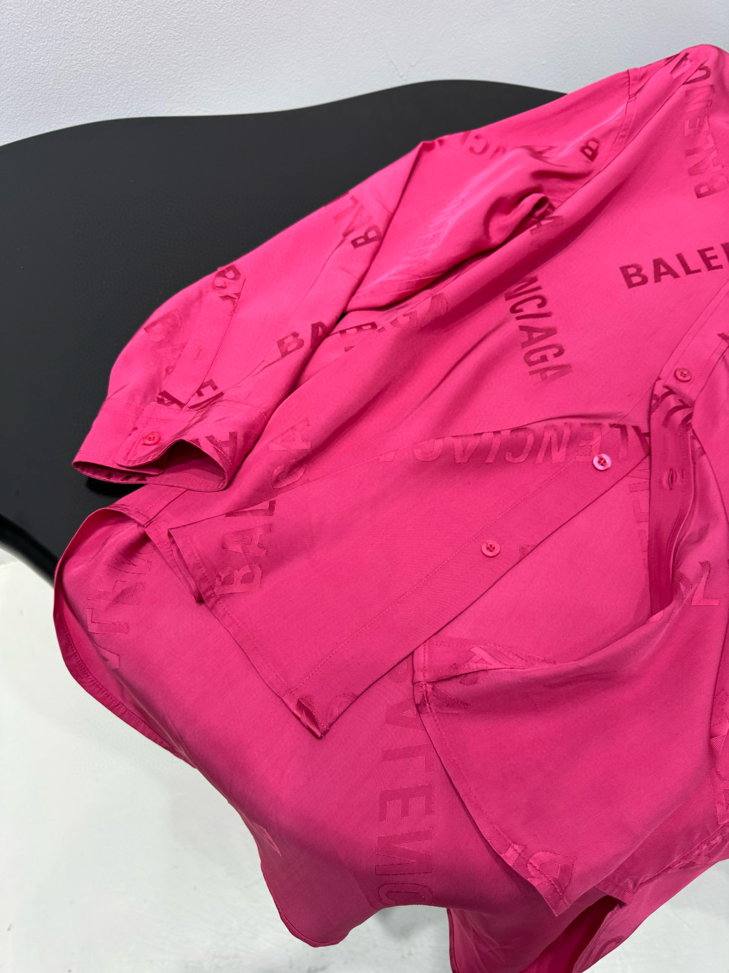 Рубашка женская в стиле Balenciaga Logomania из шёлковой жаккардовой ткани розового цвета