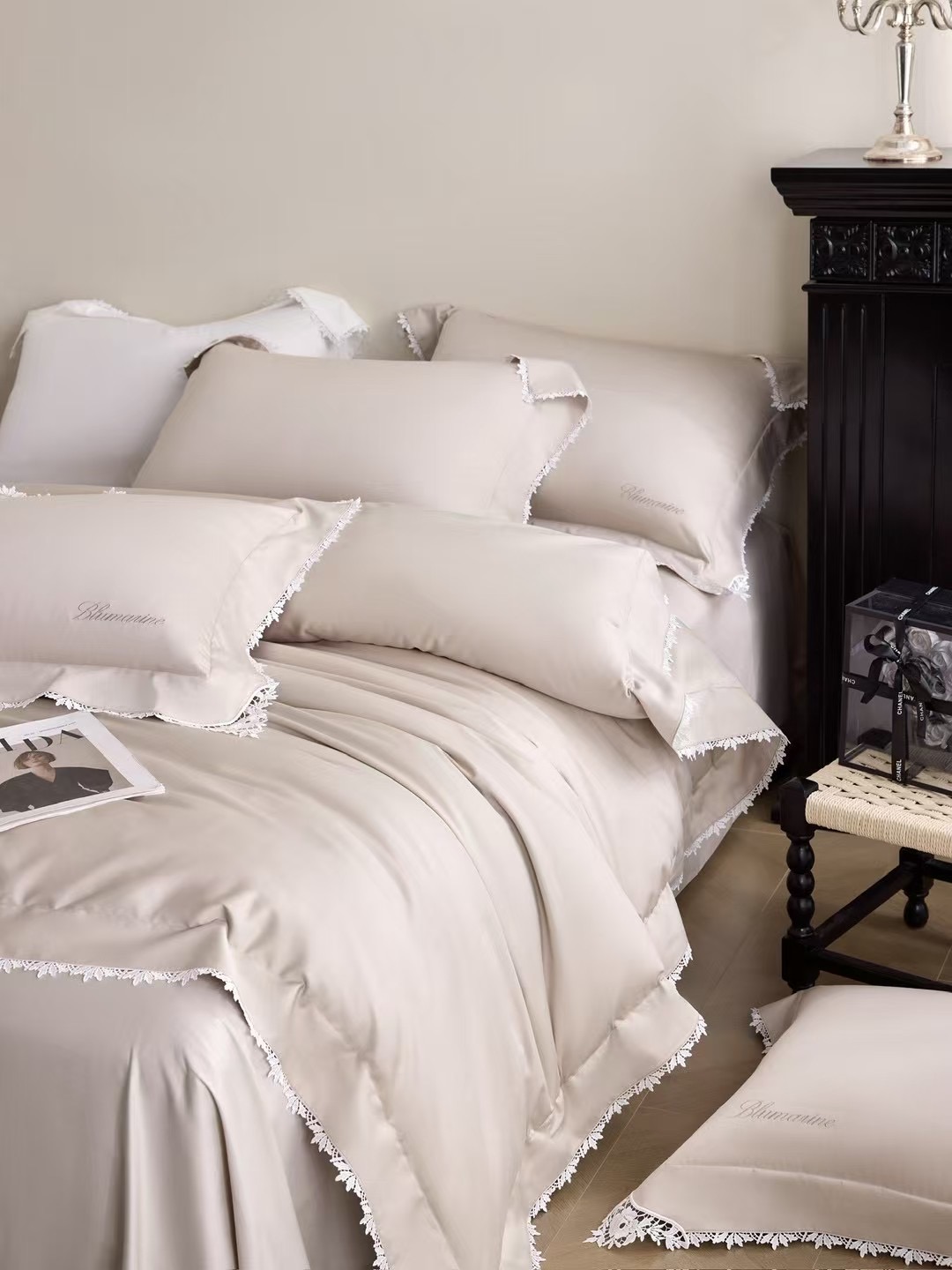 Комплект постельного белья в стиле Blumarine с кружевной отделкой сатин люкс 100% хлопок бежевый (Евро)