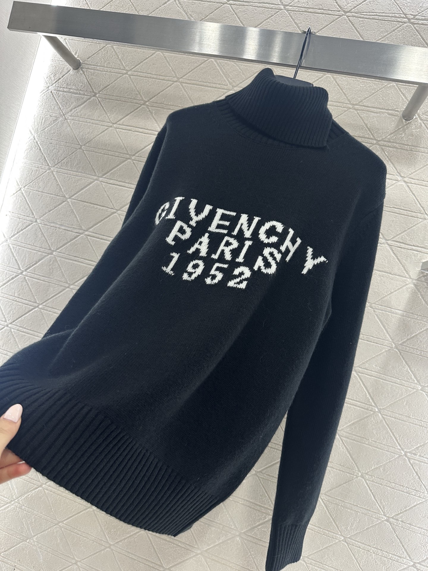 Свитер женский Givenchy Paris 1952 чёрного цвета с высоким воротом