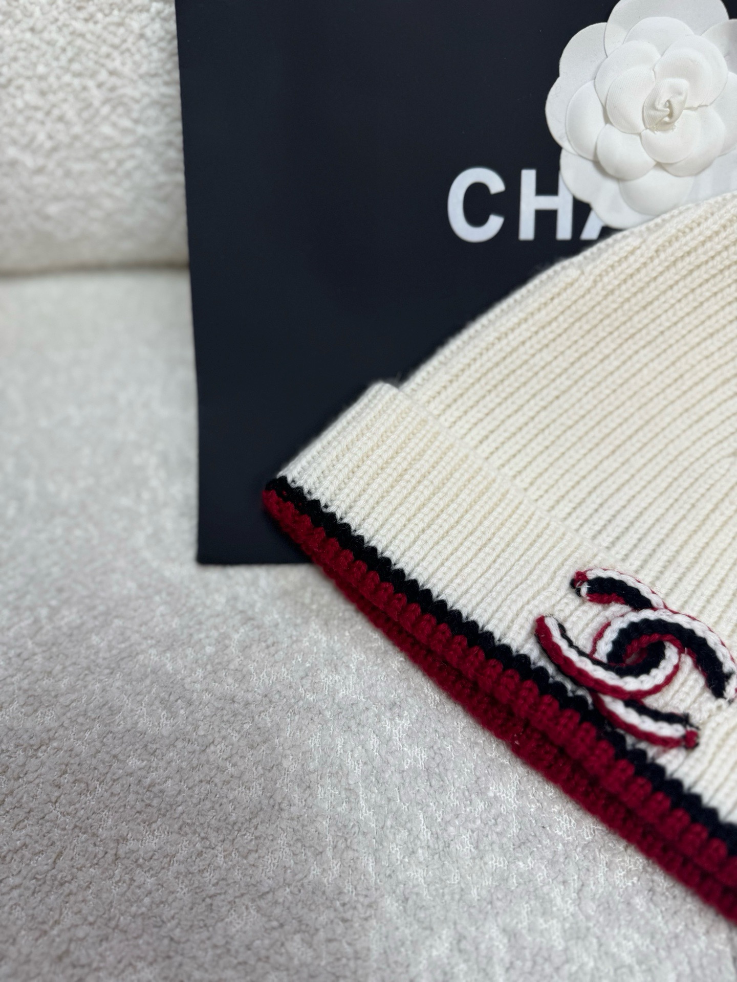 Шапка женская Chanel белого цвета с вышитым логотипом
