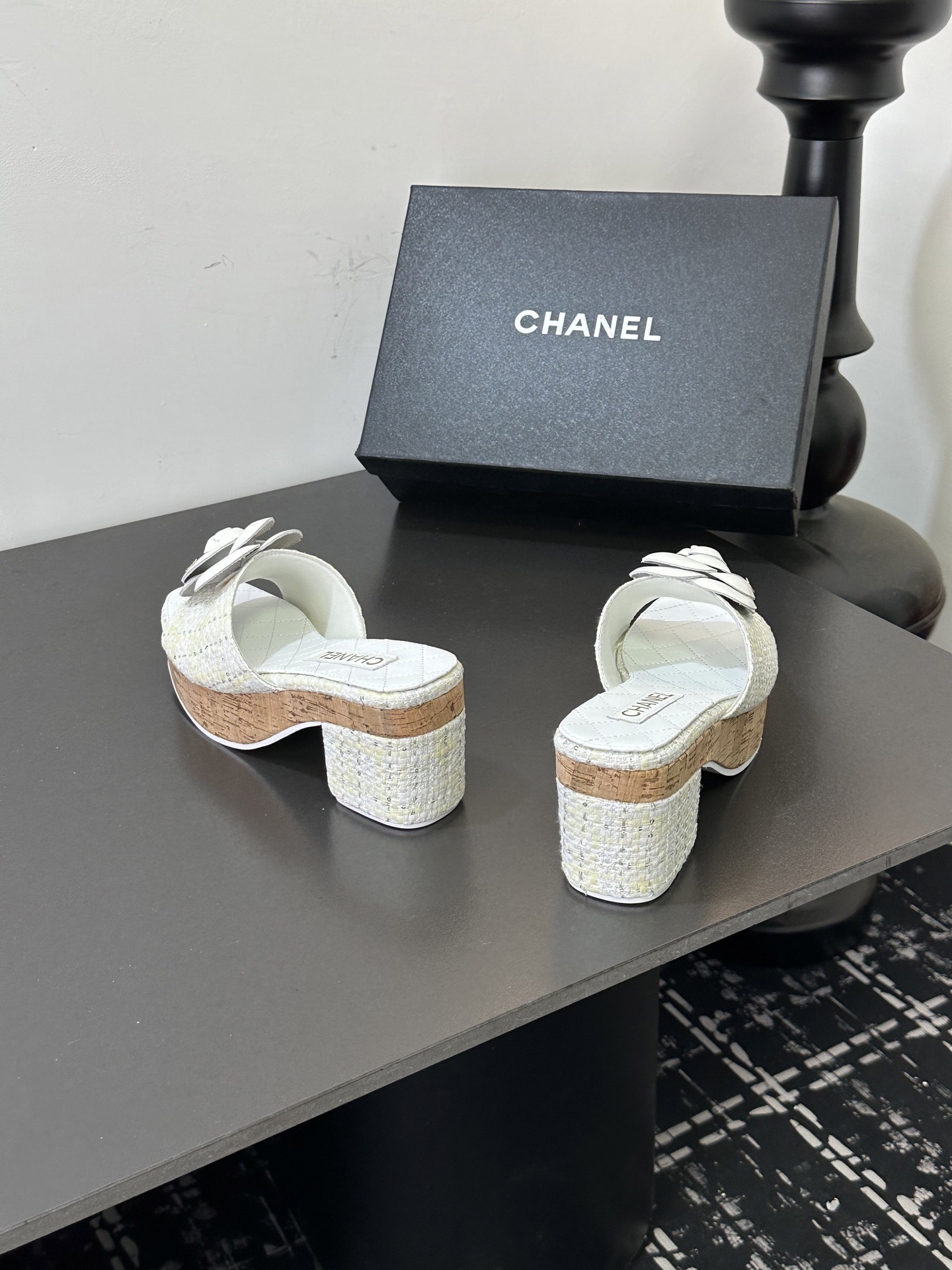 Мюли женские Chanel с цветком камелии белого цвета