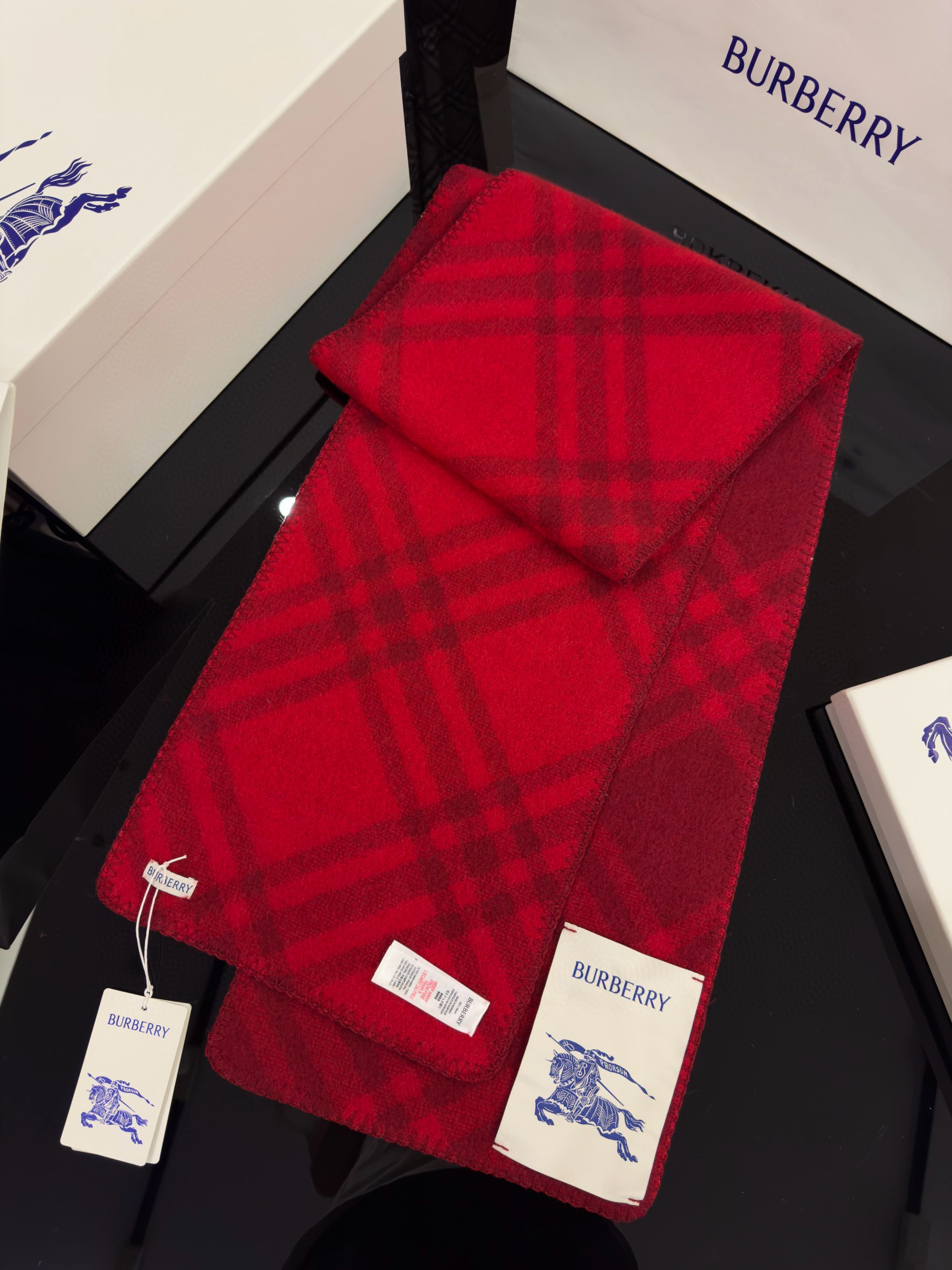 Шарф унисекс в стиле Burberry двусторонний из мягкой шерсти с диагональной клеткой красного  цвета