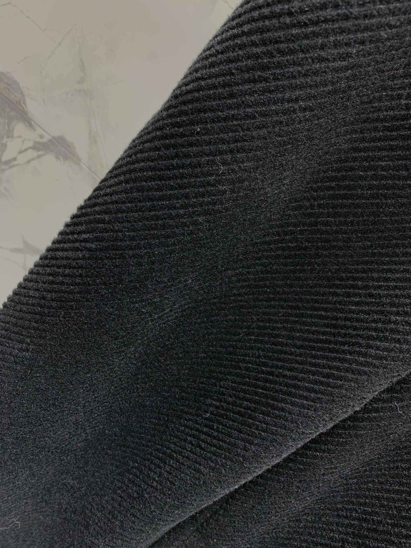 Брюки женские в стиле Saint Laurent из текстурной ткани чёрного цвета цвета с широким силуэтом