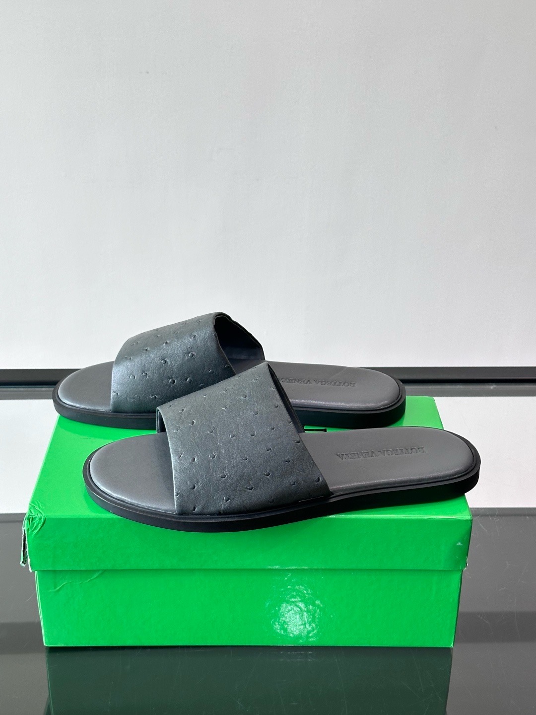Шлепанцы мужские в стиле Bottega Veneta серого цвета