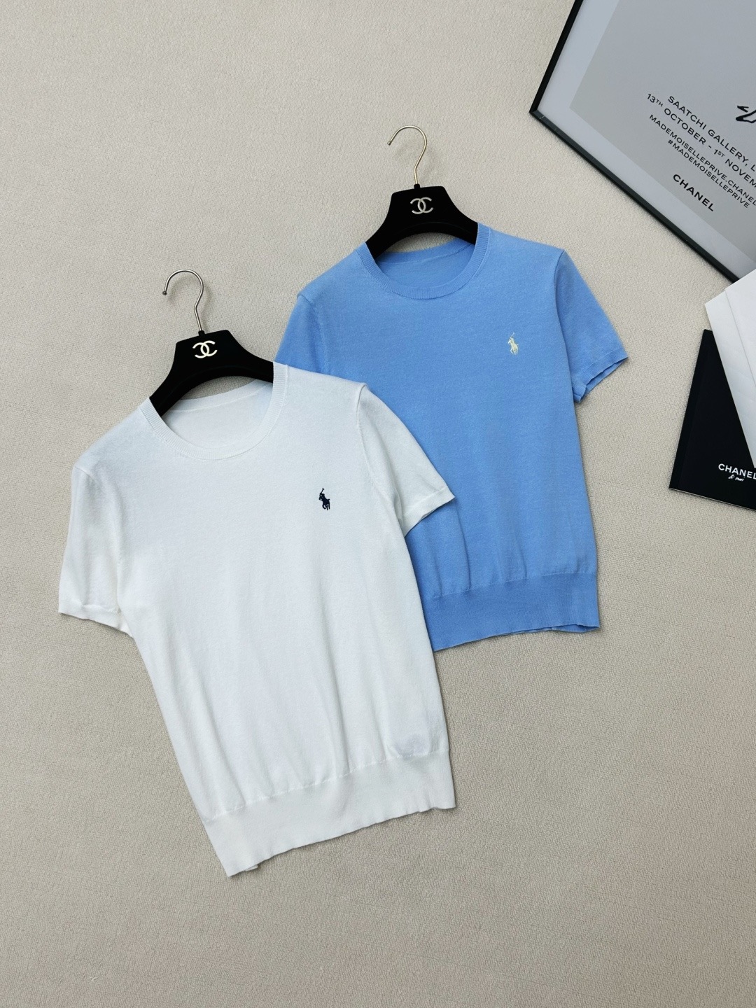 Футболка женская Ralph Lauren в голубом, белом, тёмно-коричневом, сером и чёрном цветах с вышитым логотипом
