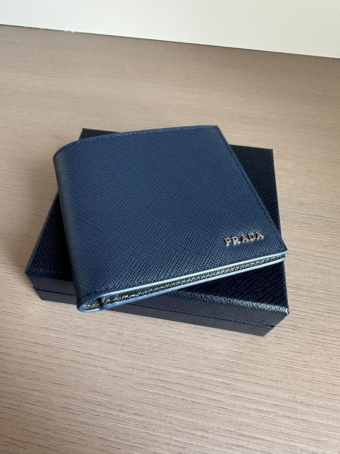 Кошелёк в стиле Prada с тиснением