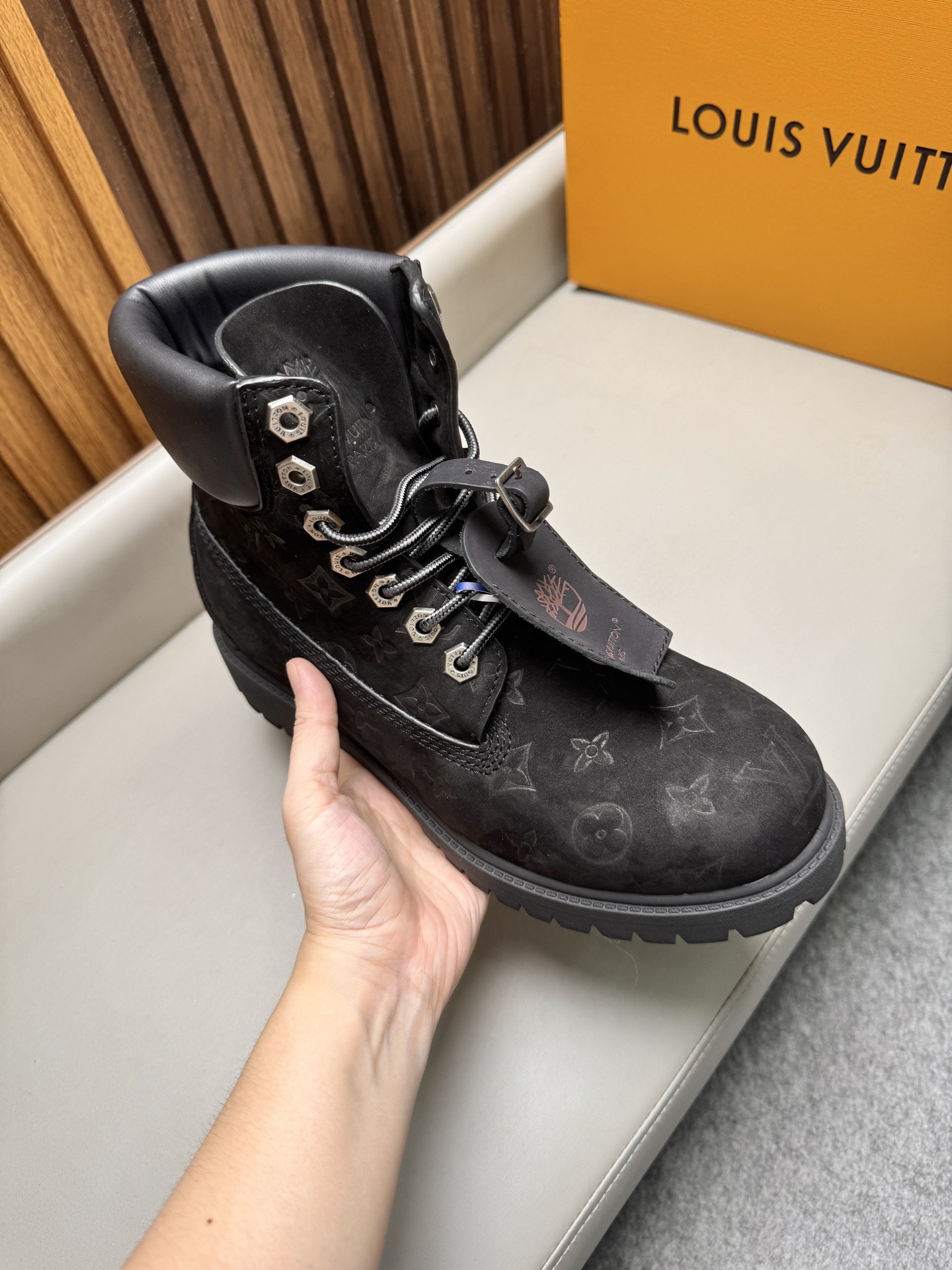 Ботинки мужские Louis Vuitton LV Remix Combat Boot чёрного цвета