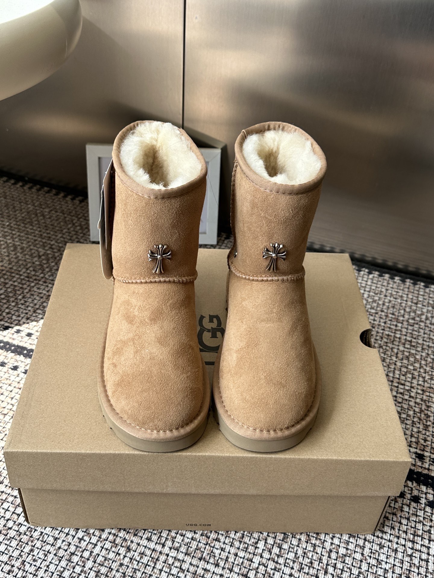 Угги женские UGG x Chrome Hearts Classic Short II светло-коричневого цвета