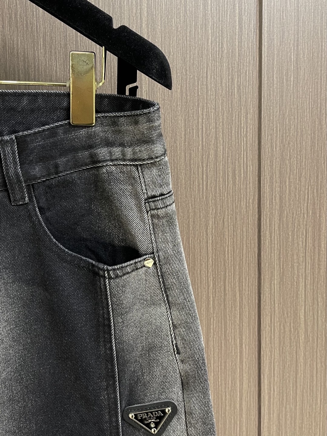 Джинсы мужские в стиле Prada градиентные серо-чёрного цвета прямого кроя