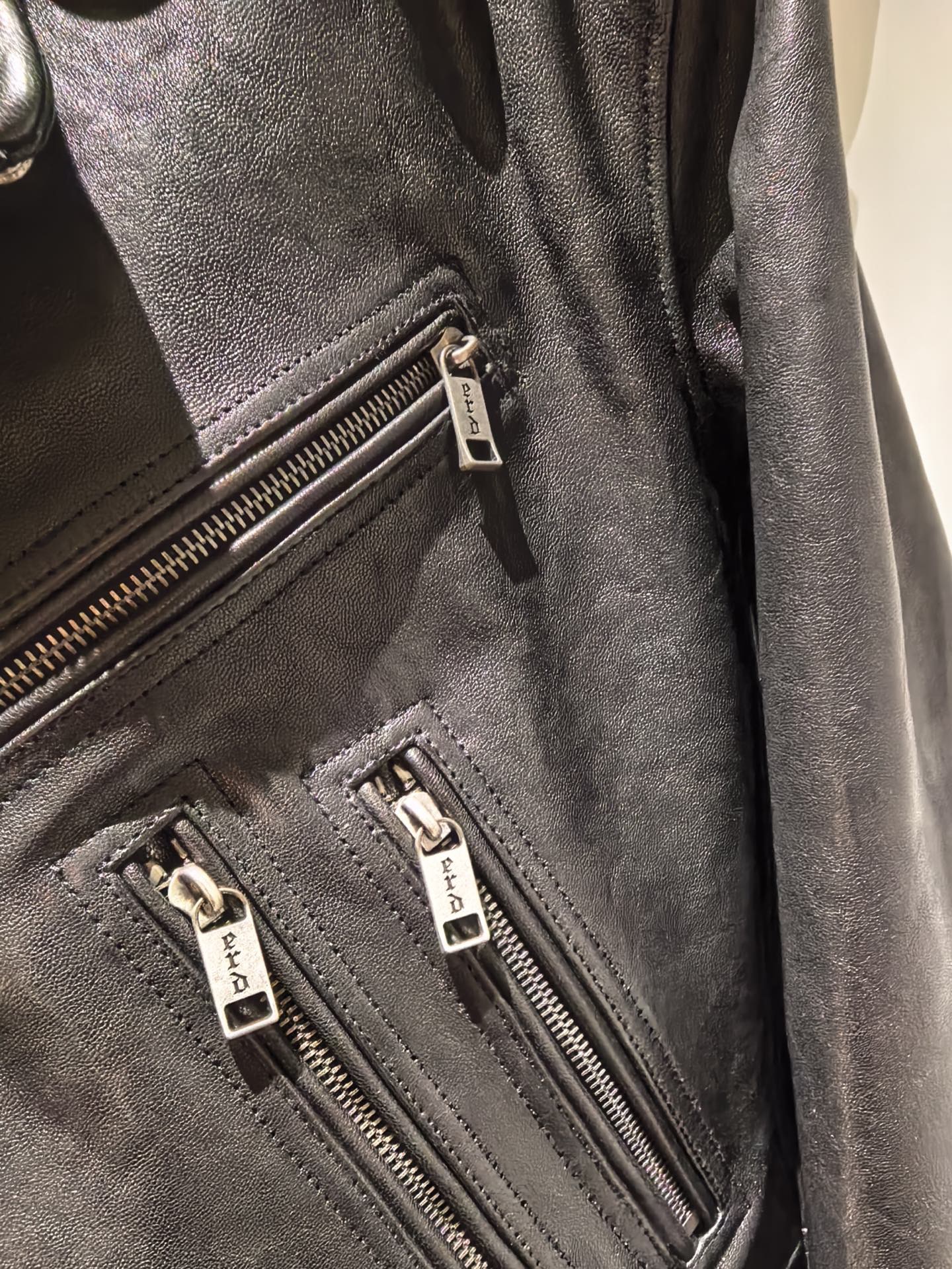 Куртка мужская в стиле Enfants Riches Déprimés Rose Buckle Moto Jacketчёрного цвета с пряжками