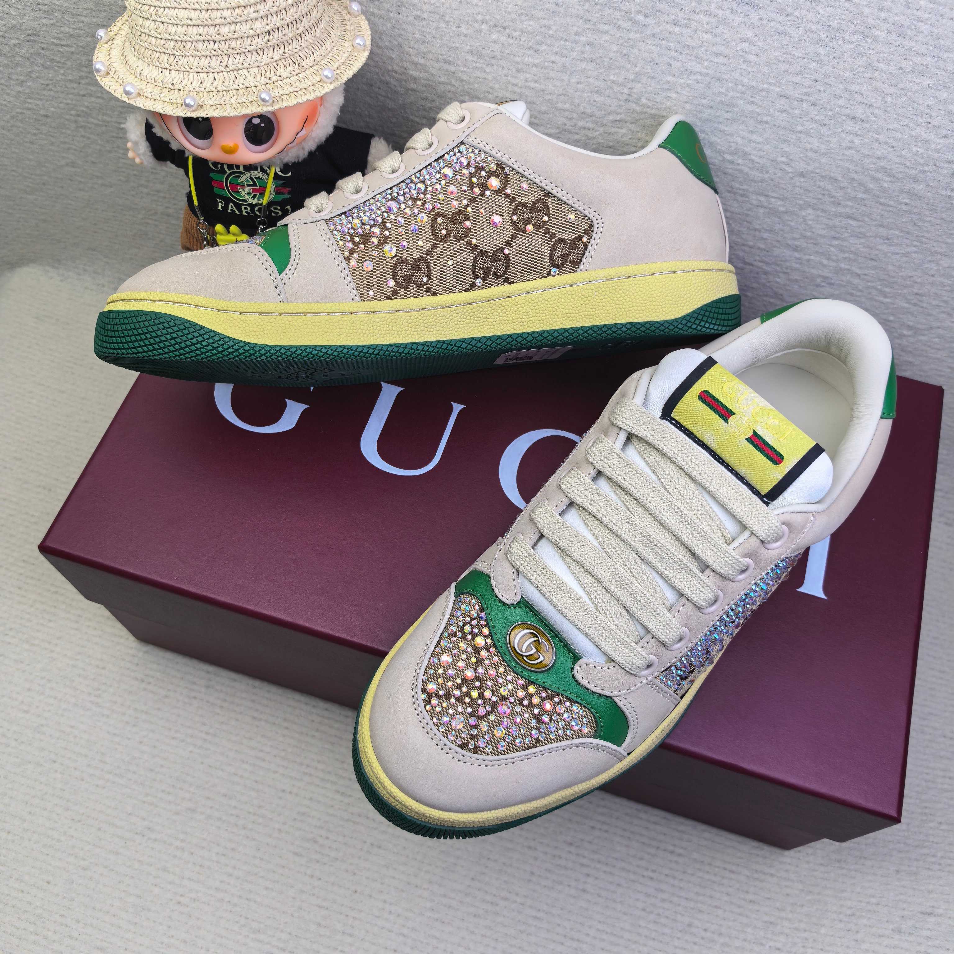 Кроссовки унисекс в стиле Gucci бежевого цвета с зелёными акцентами и декором