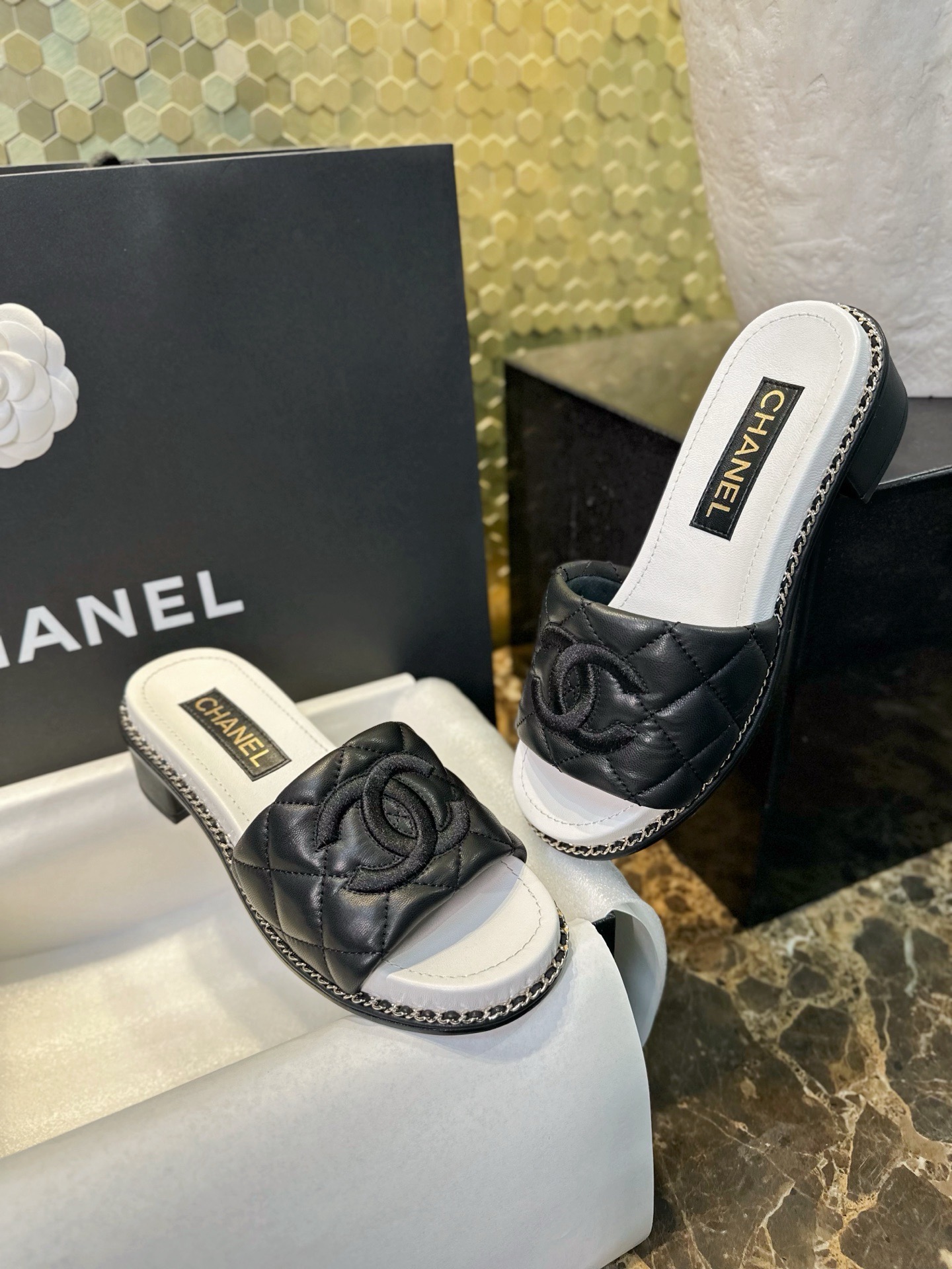 Мюли женские в стиле Chanel 25P чёрно-белого цвета