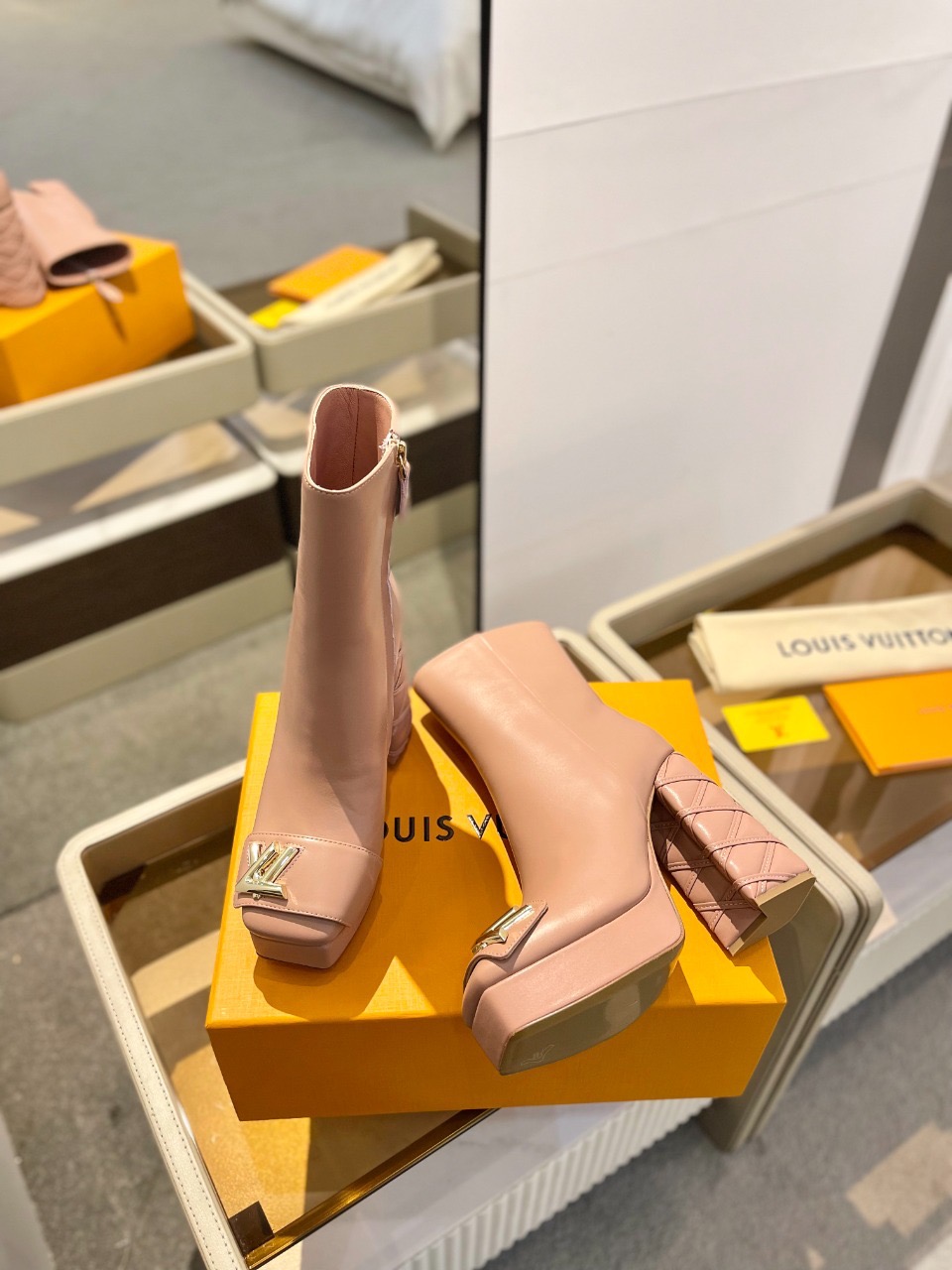 Ботильоны Louis Vuitton Shake Platform Ankle Boot пудрово-розового цвета
