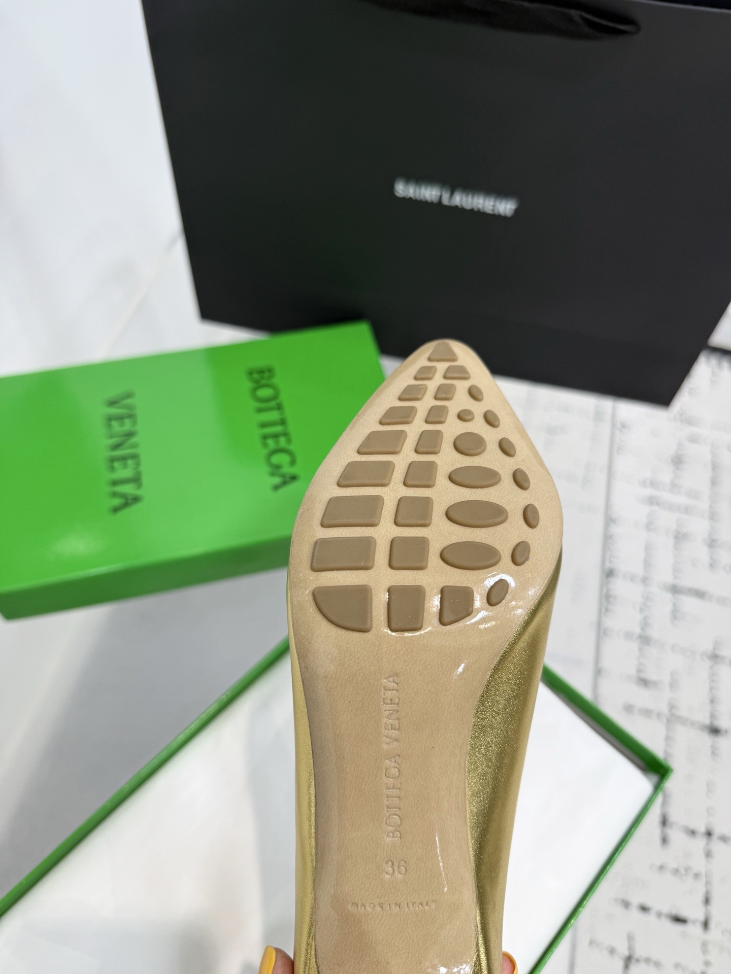 Туфли женские Bottega Veneta Sofia с глубоким вырезом золотого цвета