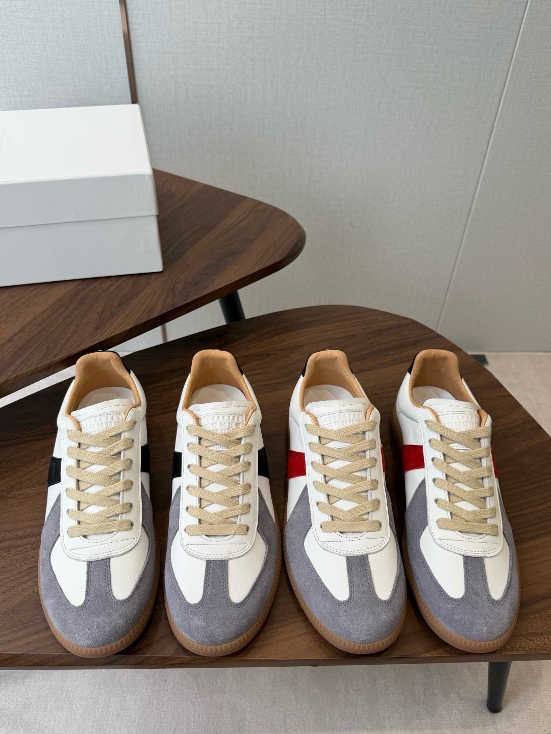 Кроссовки Maison Margiela Replica бело-серого цвета с чёрной вставкой