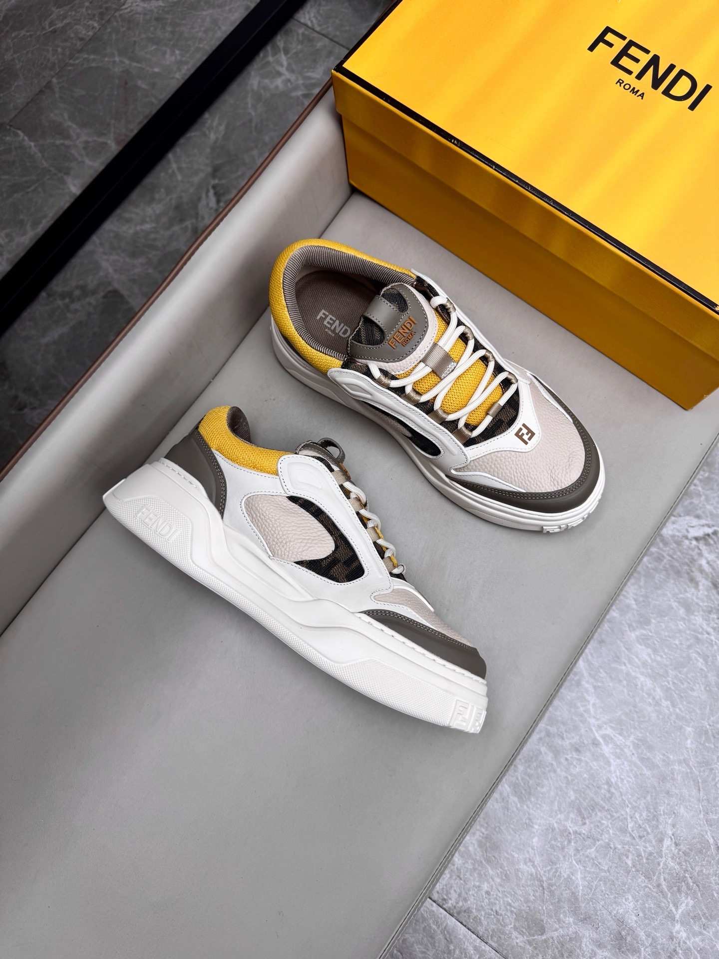 Кроссовки мужские в стиле Fendi бежевого цвета с жёлтыми акцентами