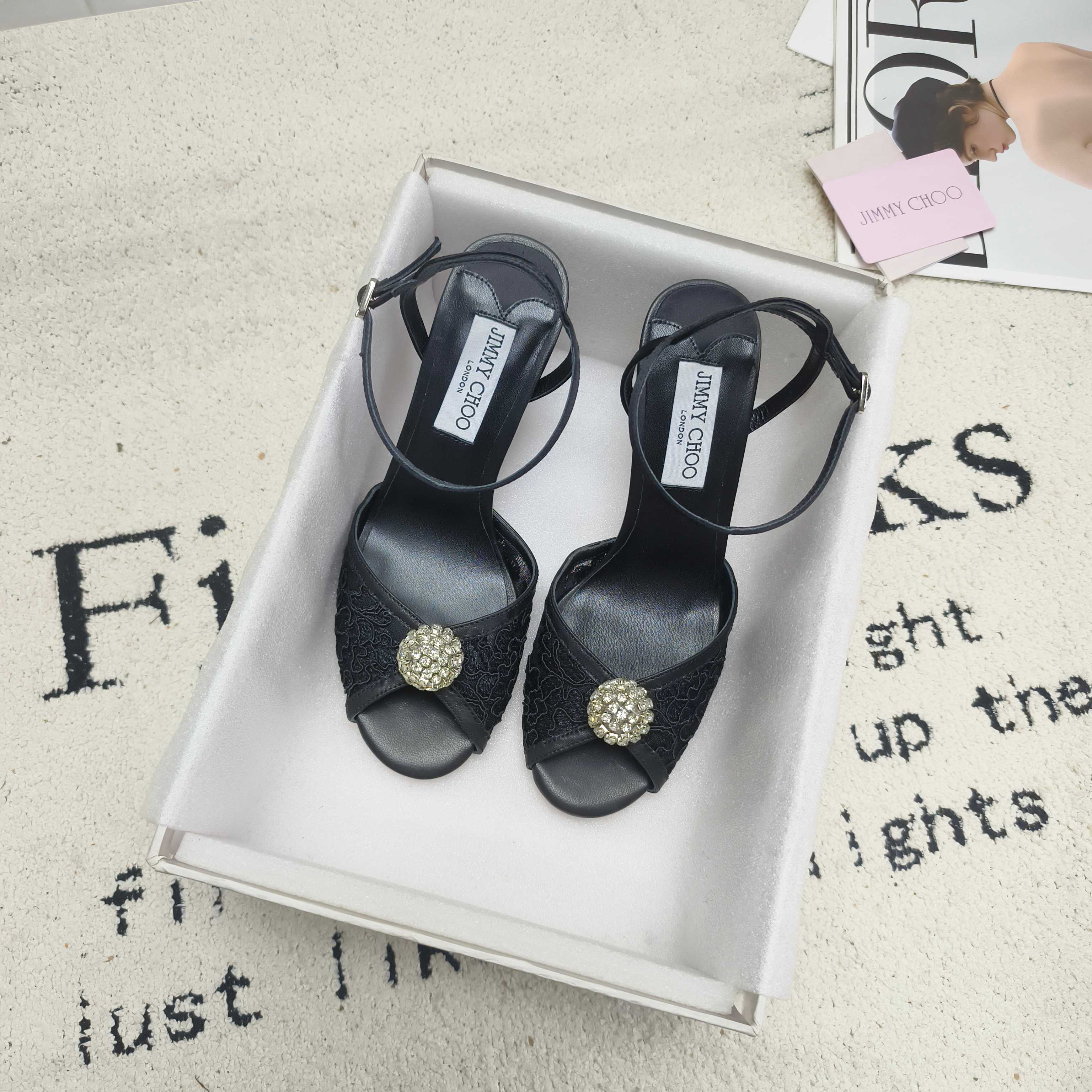 Босоножки женские в стиле Jimmy Choo черного цвета