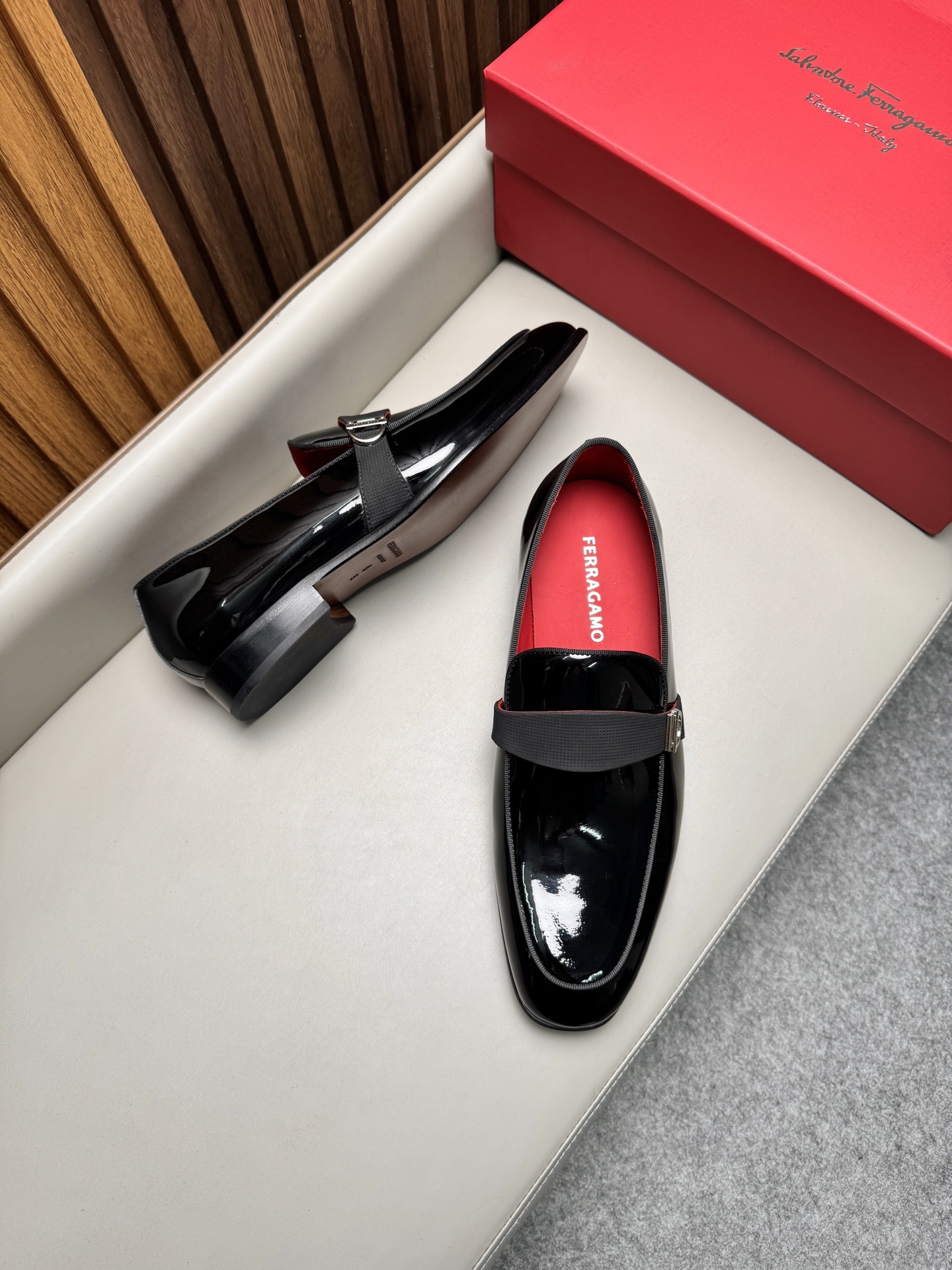 Лоферы мужские в стиле Ferragamo Gancini черного цвета