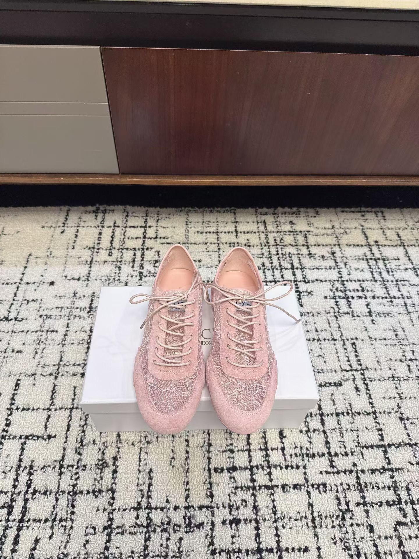 Кроссовки женские в стиле Jimmy Choo розового цвета