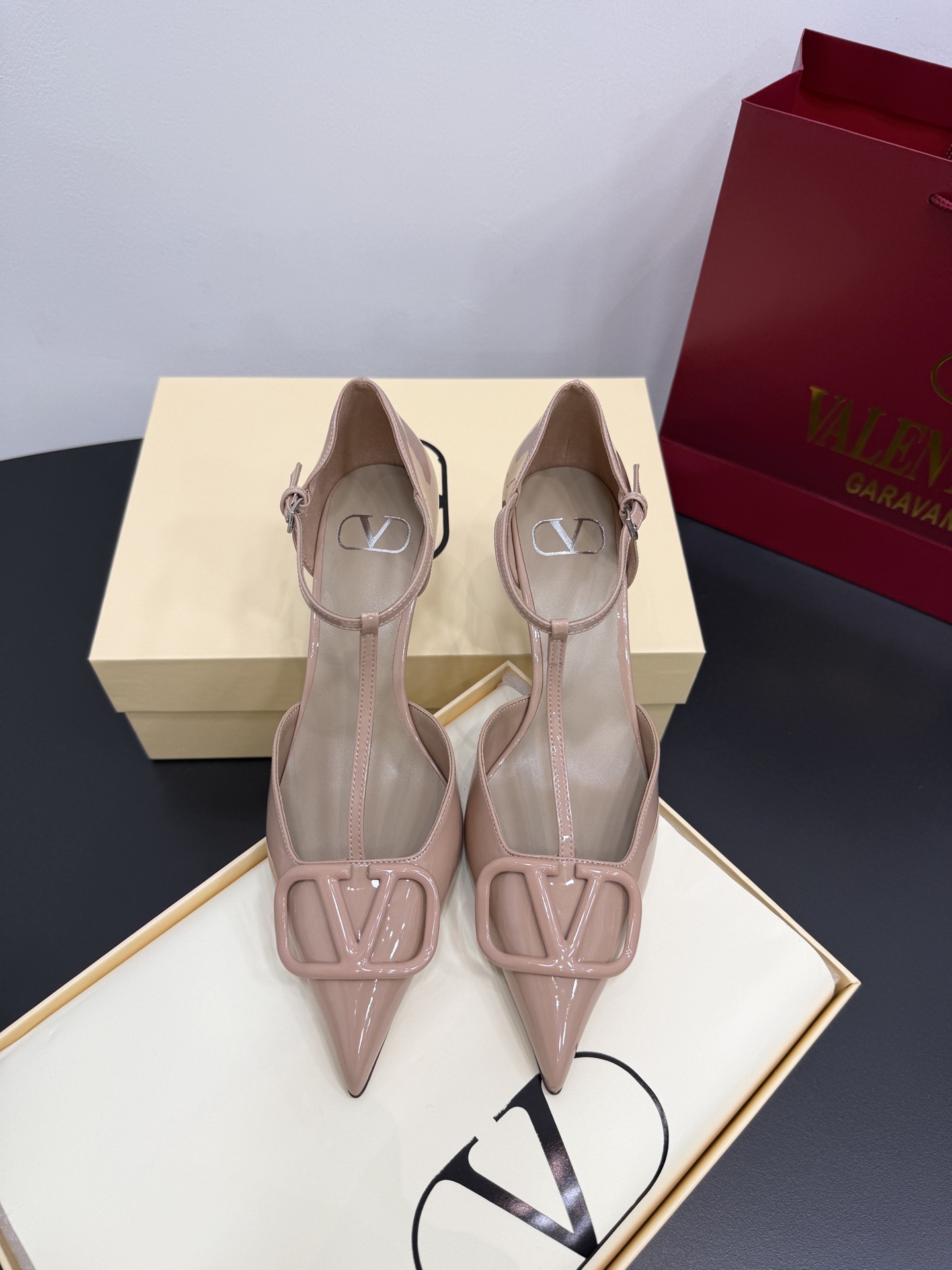 Туфли женские в стиле Valentino VLogo из лаковой натуральной кожи бежевого цвета