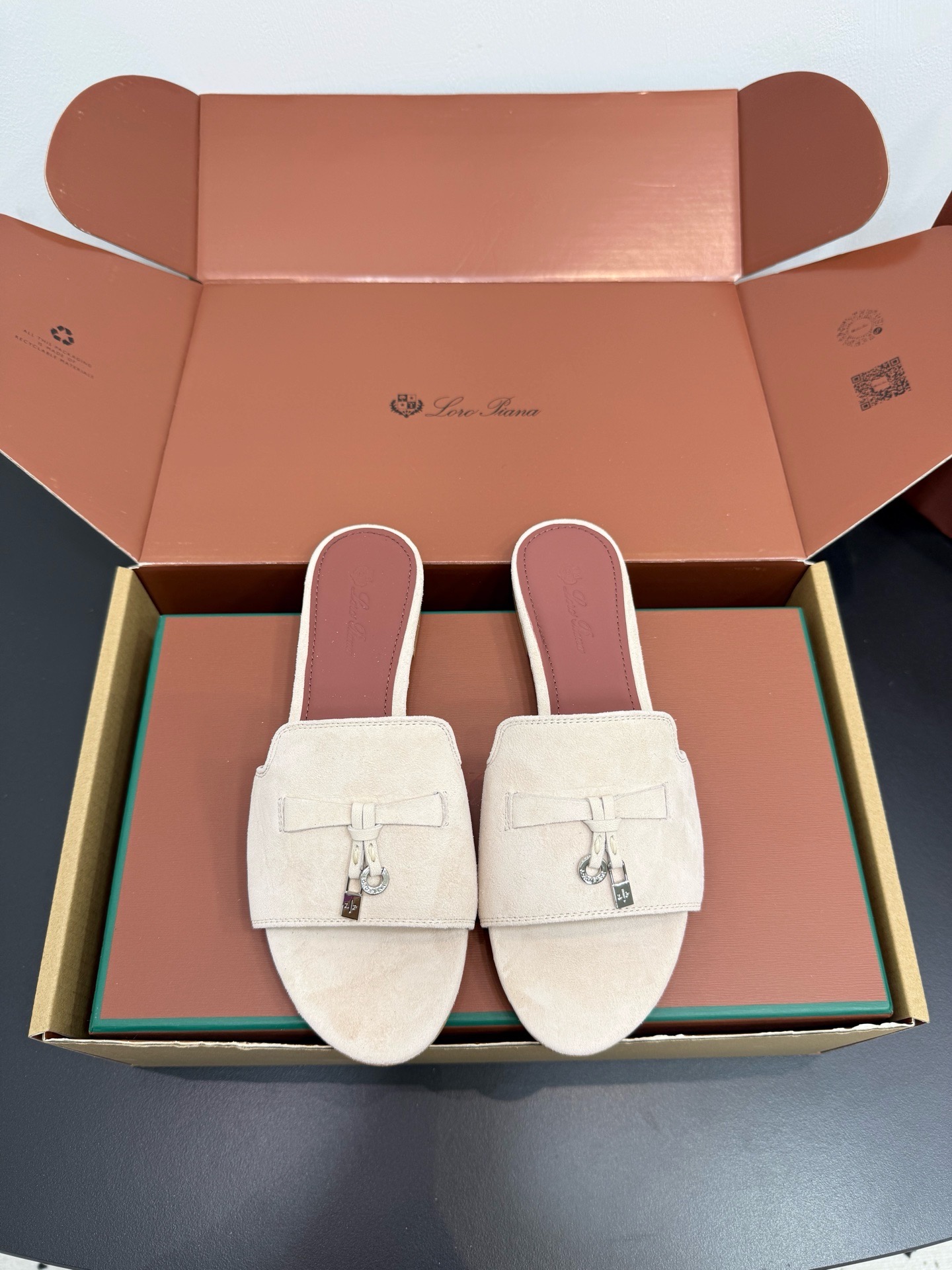 Шлепанцы женские в стиле Loro Piana My Charms из натуральной замши молочного цвета