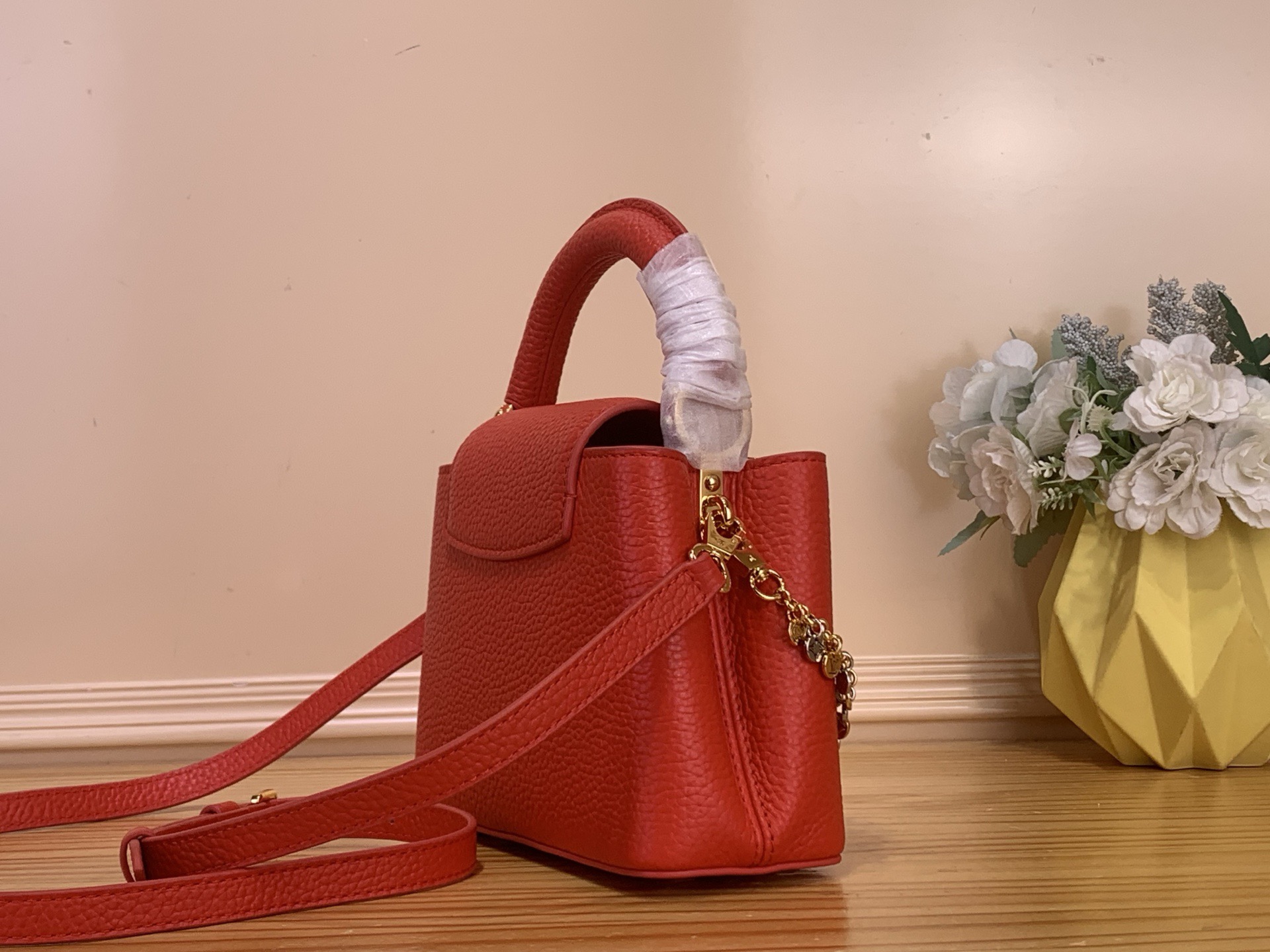 Сумка женская в стиле Louis Vuitton Capucines Mini Confetti красная с декоративной цепочкой