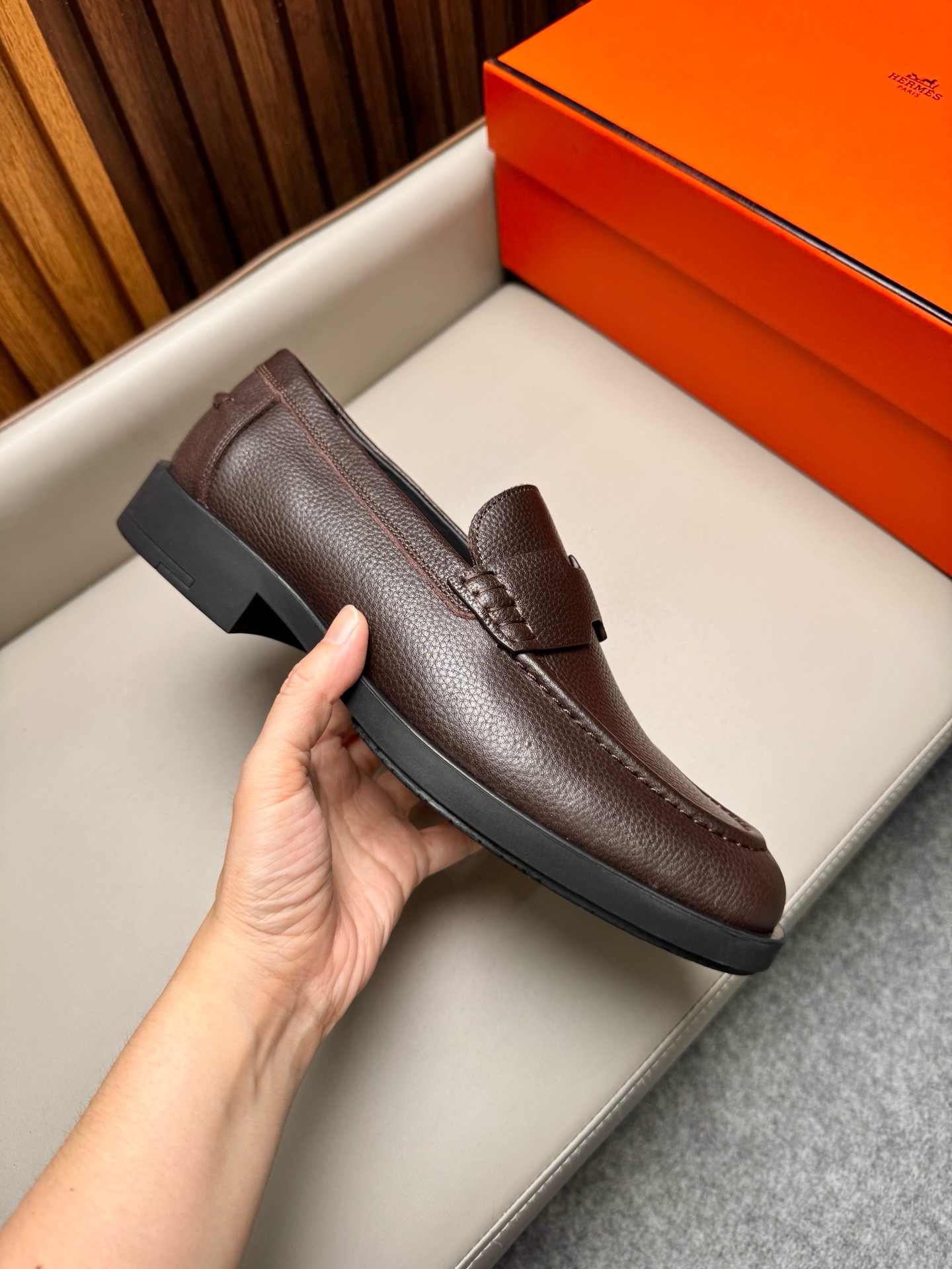 Лоферы мужские в стиле Hermes из натуральной кожи коричневого цвета