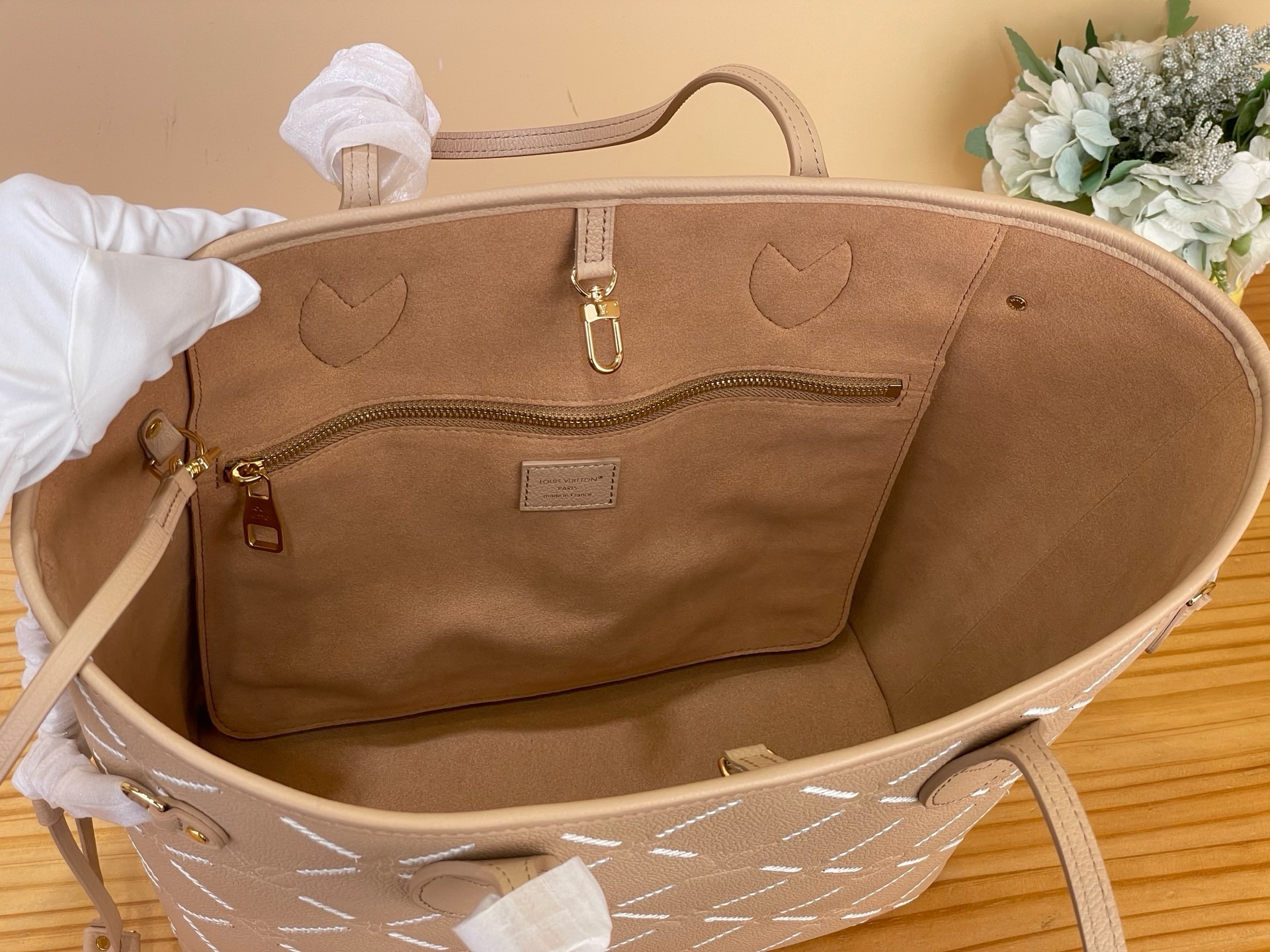 Сумка женская Louis Vuitton Neverfull MM бежевого цвета с вышивкой