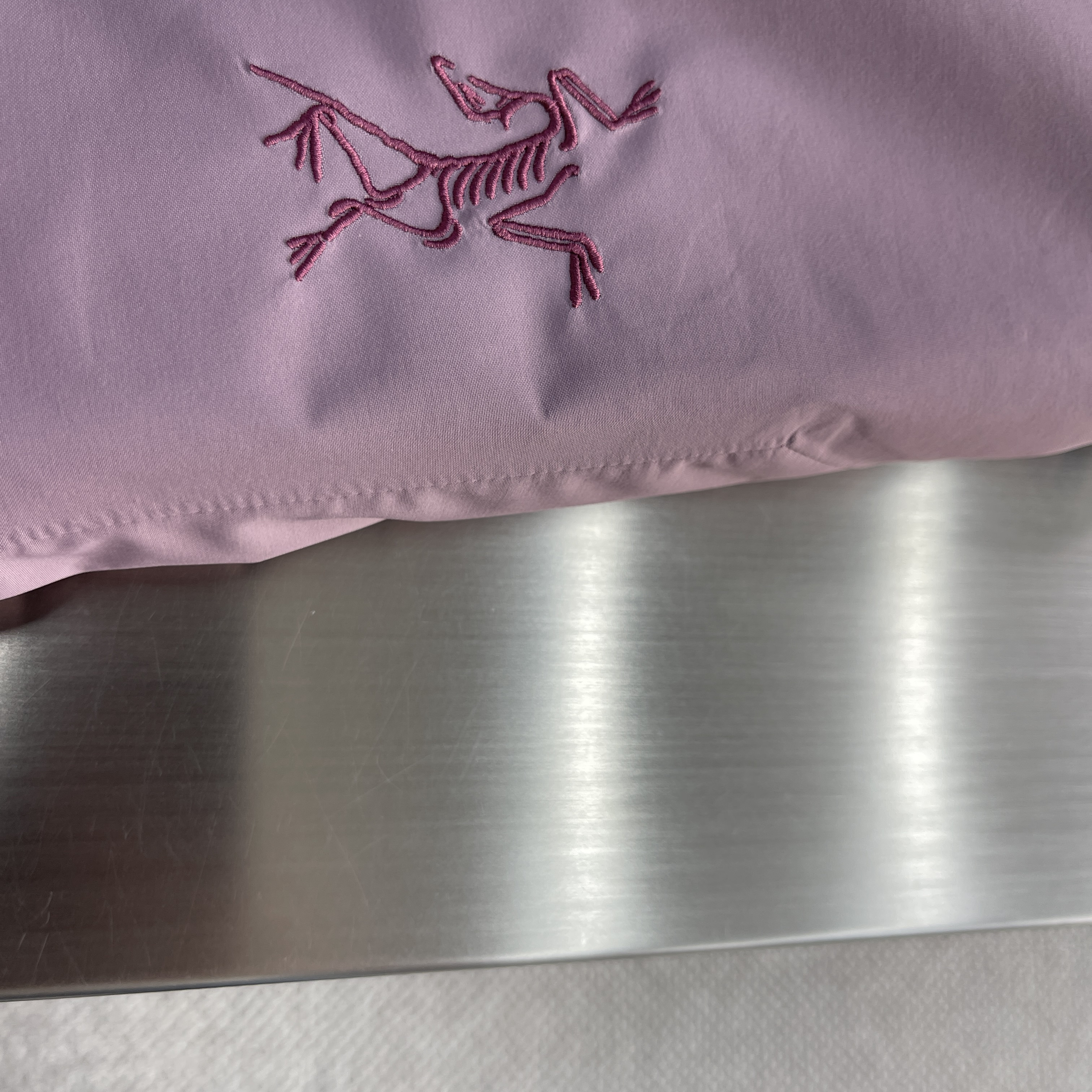 Куртка унисекс в стиле Arc'teryx Beta SL и с капюшоном пудрово-розового цвета