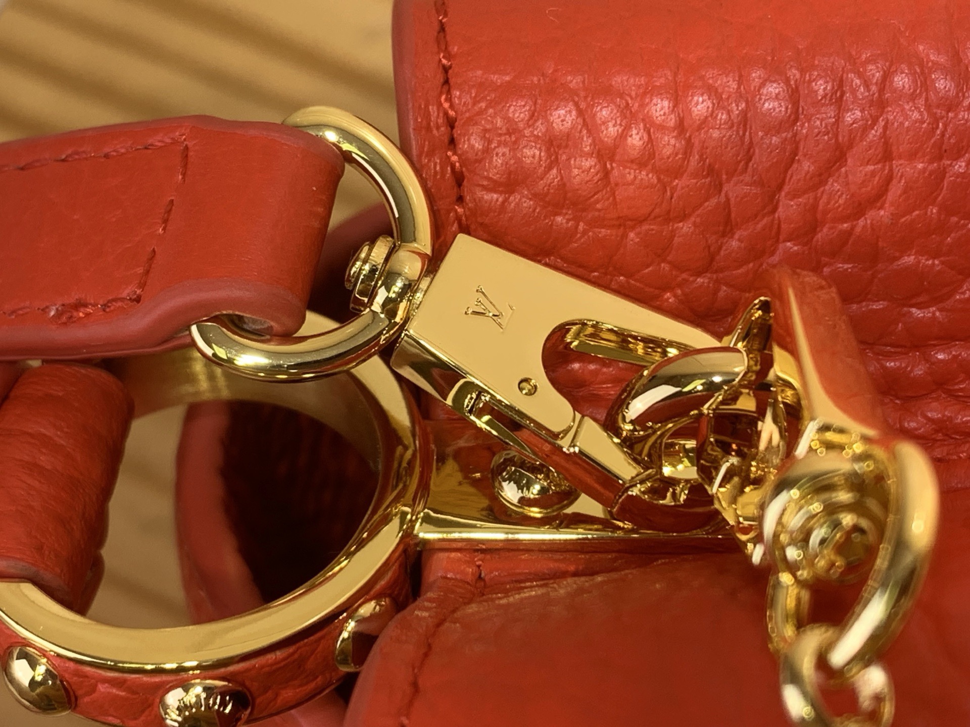 Сумка женская в стиле Louis Vuitton Capucines Mini Confetti красная с декоративной цепочкой