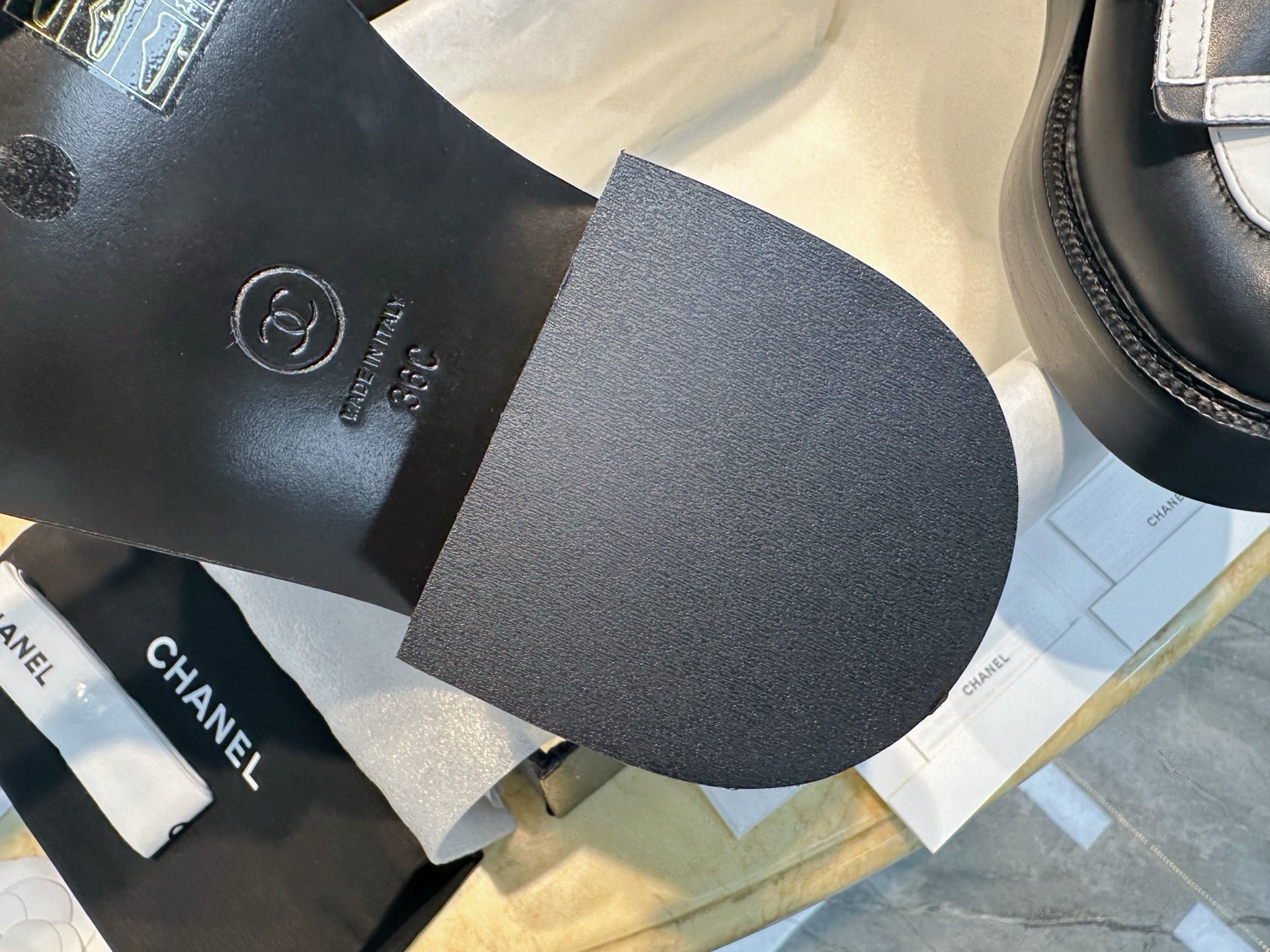 Лоферы женские Chanel 24B чёрно-белого цвета на утолщённой подошве